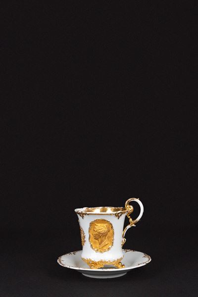 Meissen, Tazza in porcellana bianca e oro con piattino, secolo XIX