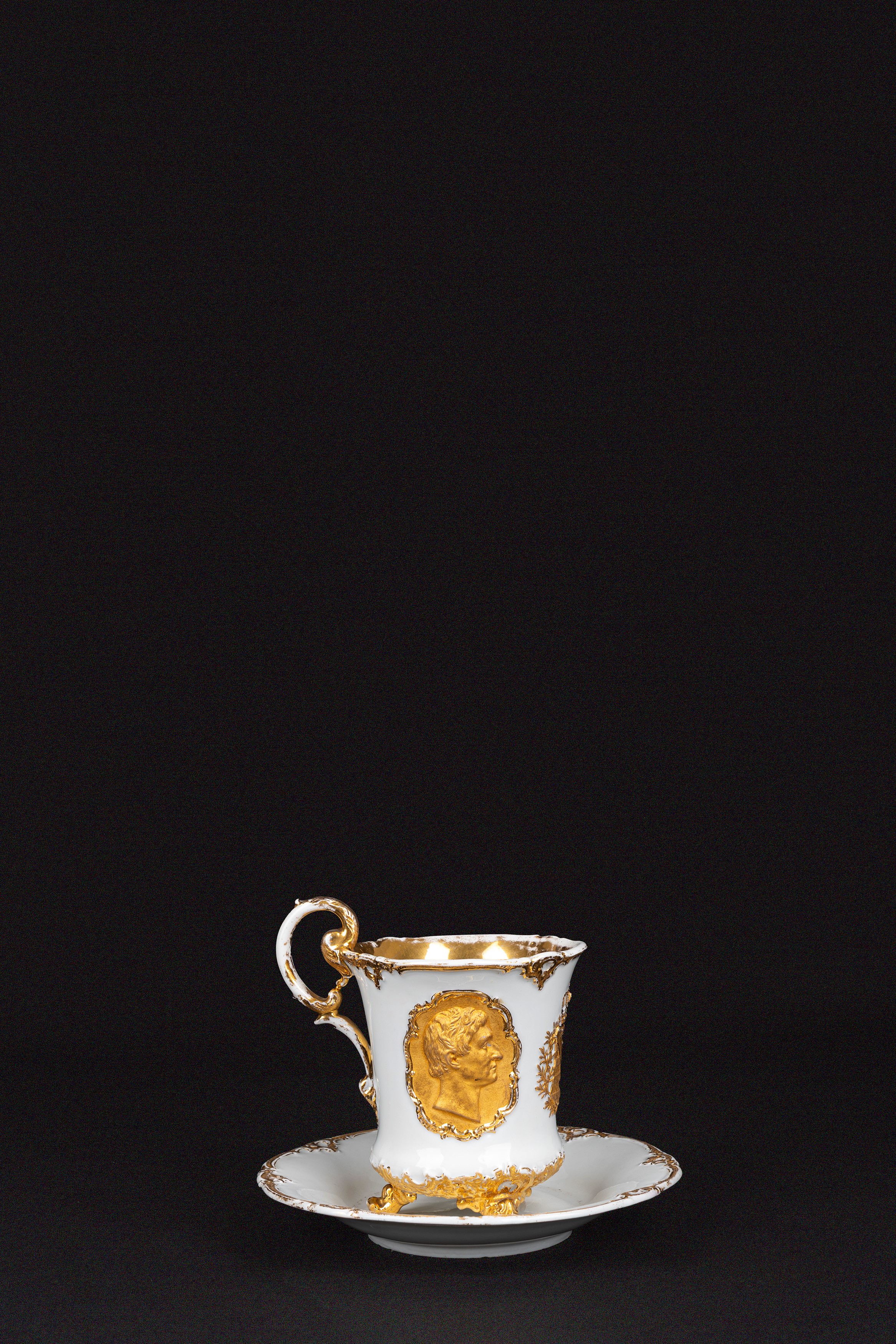 Meissen, Tazza in porcellana bianca e oro con piattino, secolo XIX