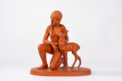 Unger, Donna con cerbiatto, scultura in terracotta