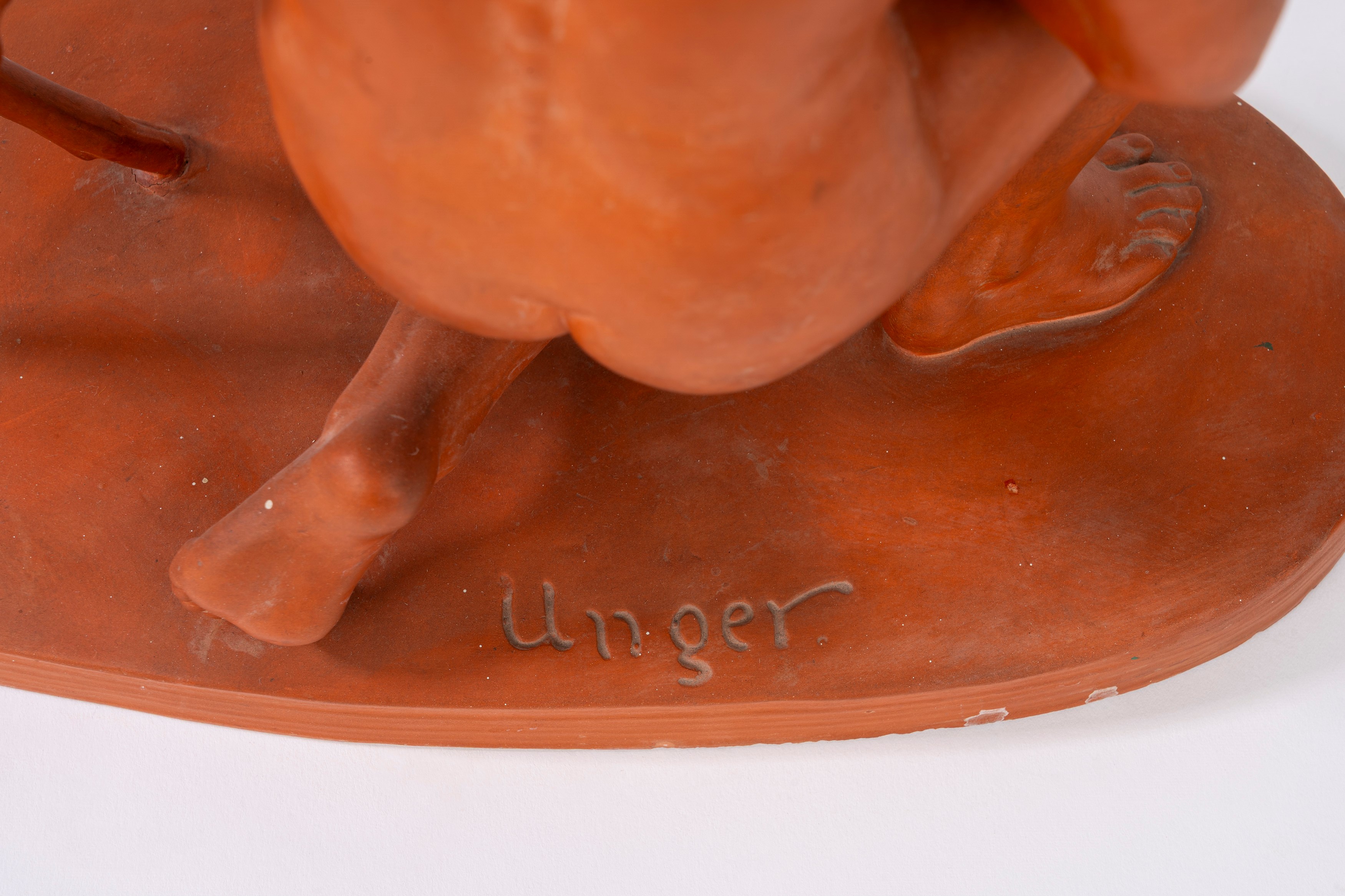 Unger, Donna con cerbiatto, scultura in terracotta