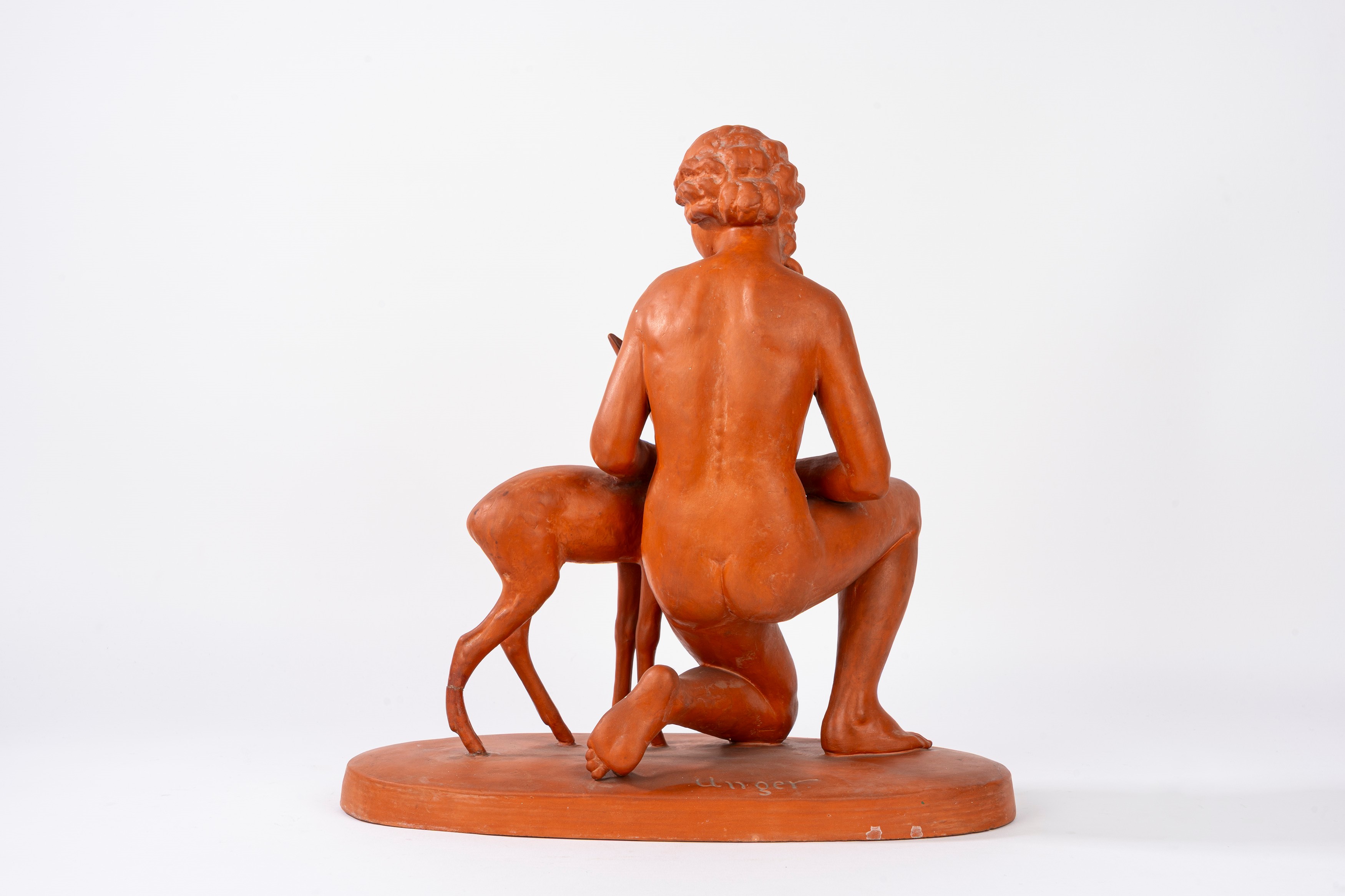 Unger, Donna con cerbiatto, scultura in terracotta