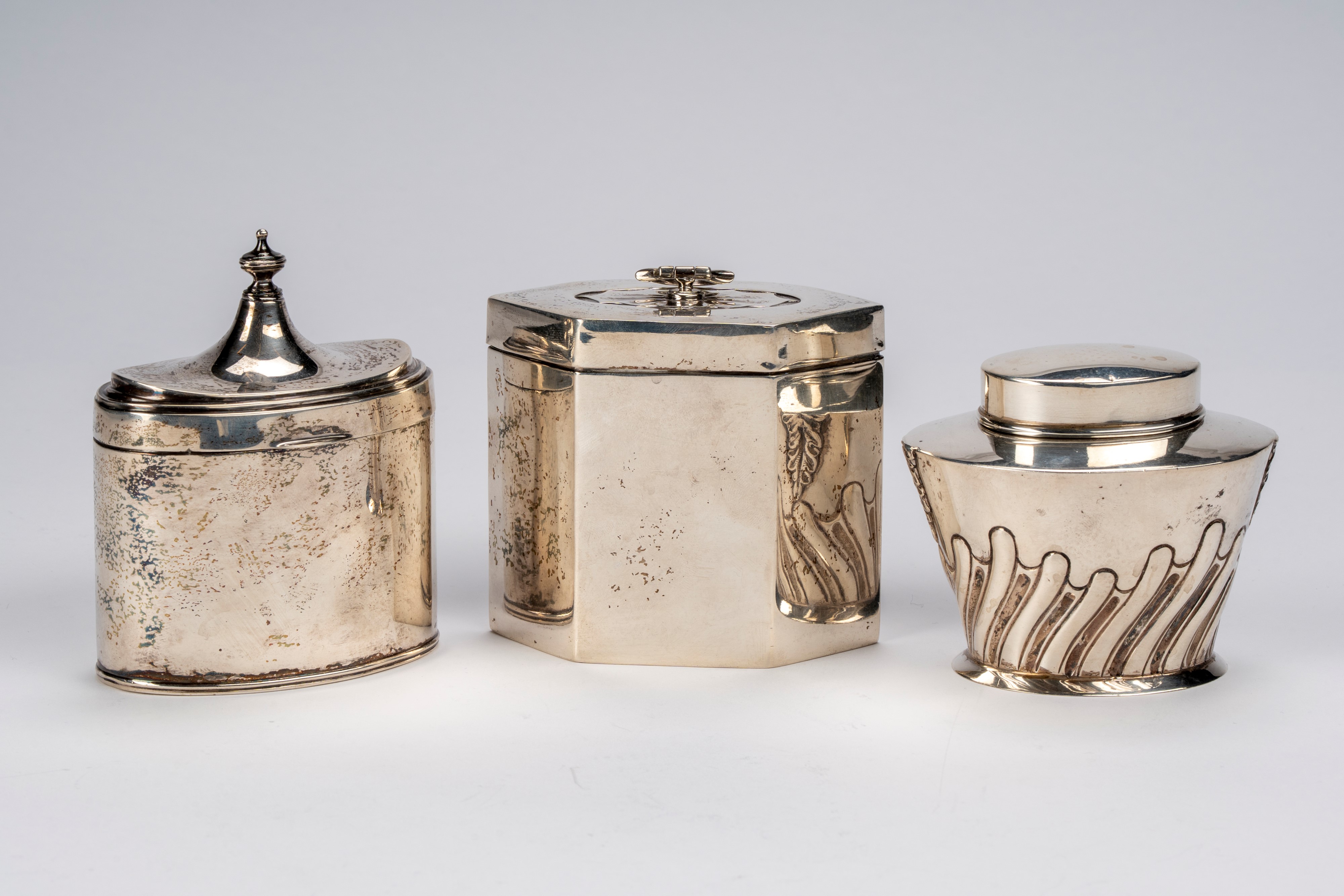 Gruppo di tre scatole porta tè