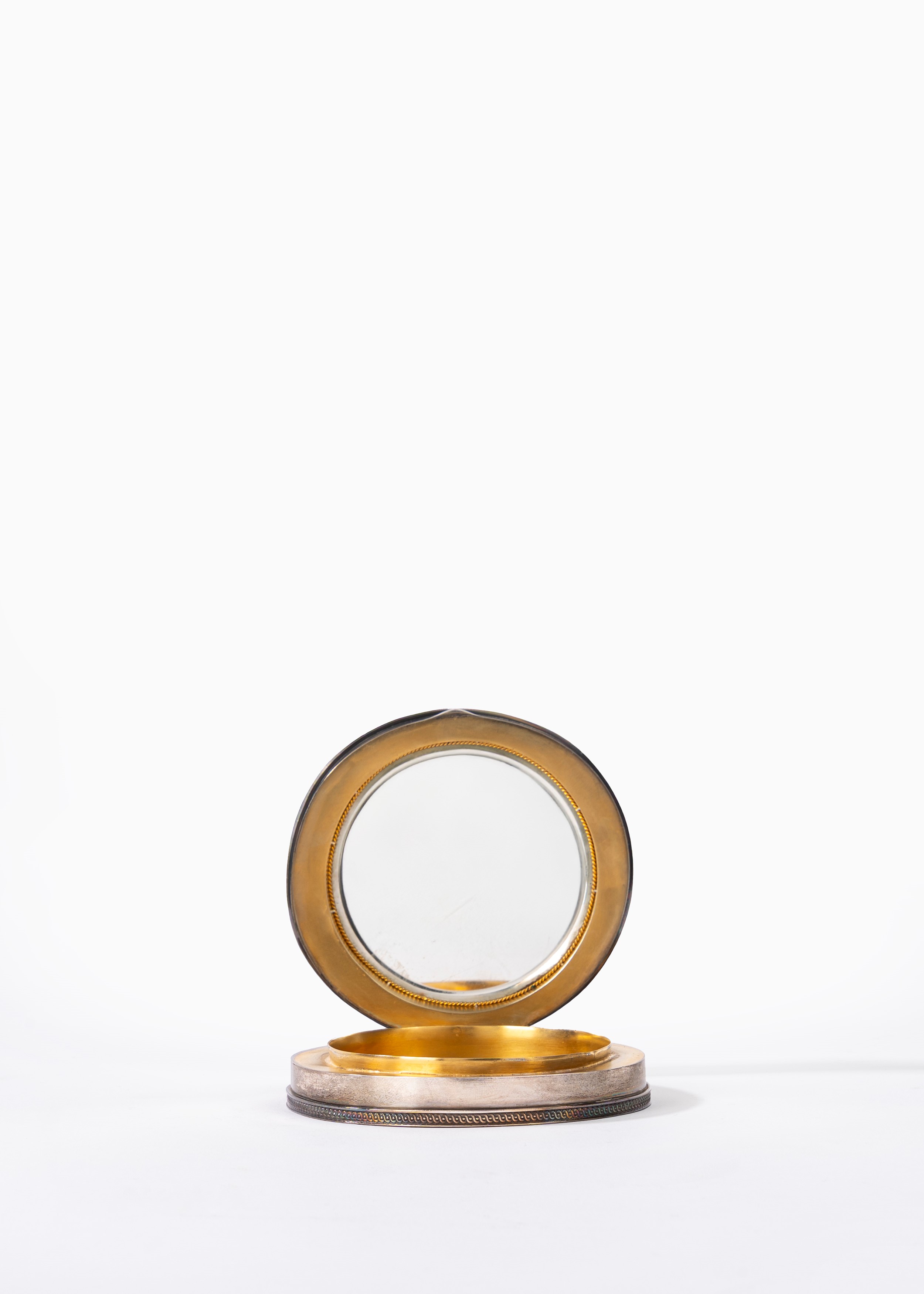 Scatola in argento con cammeo sul coperchio raffigurante Leda e il cigno, Francia, fine secolo XI...