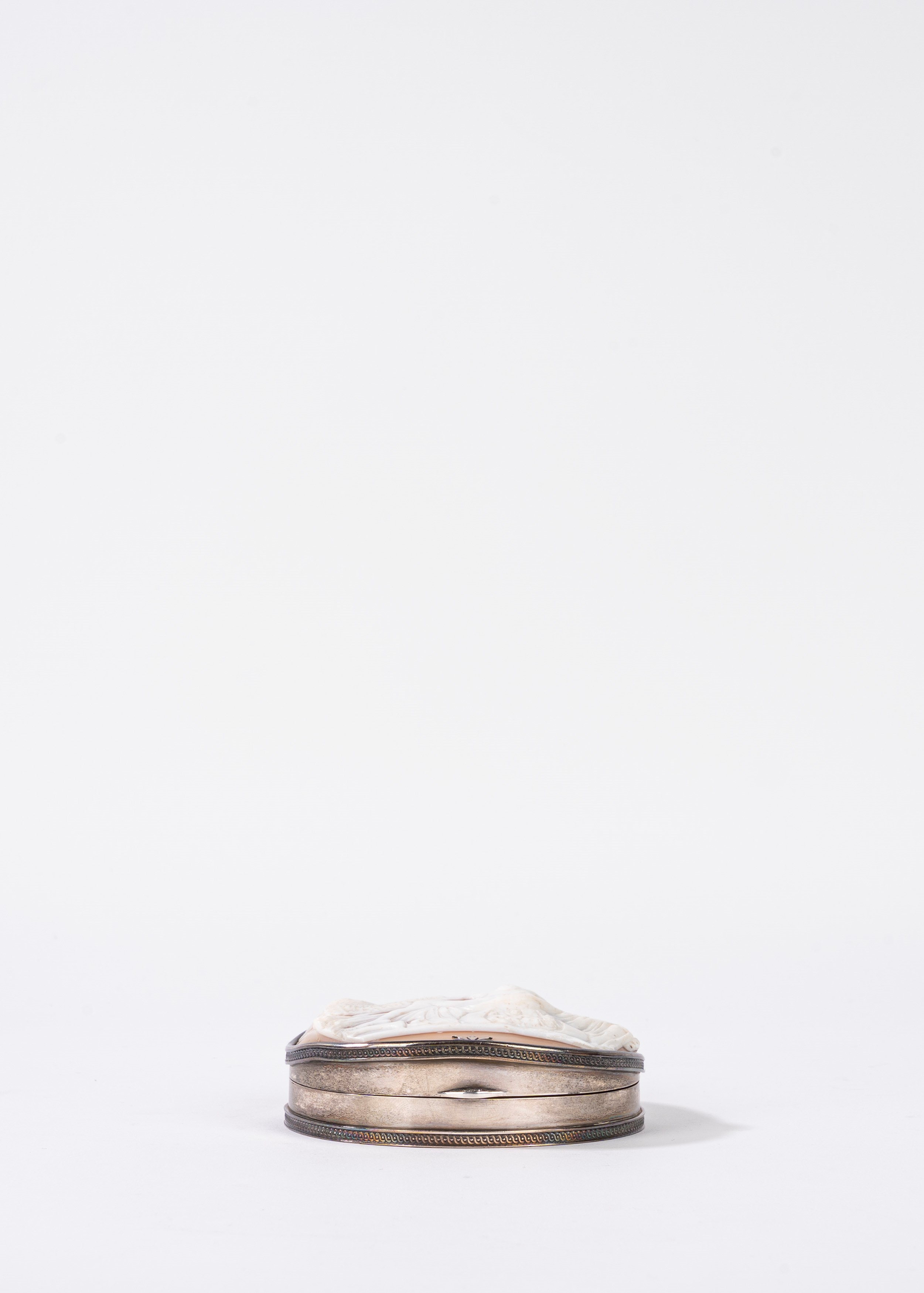 Scatola in argento con cammeo sul coperchio raffigurante Leda e il cigno, Francia, fine secolo XI...