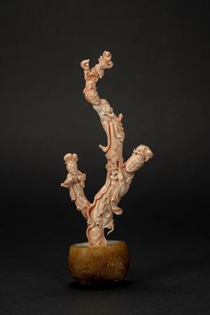Ramo di corallo rosa scolpito con tre figure femminili, su base in quarzo, Cina, XX secolo