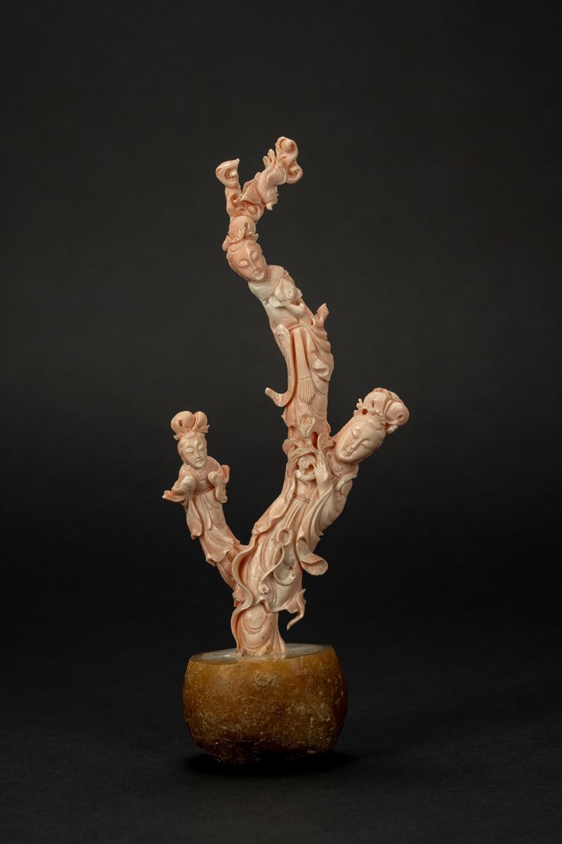 Ramo di corallo rosa scolpito con tre figure femminili, su base in quarzo, Cina, XX secolo