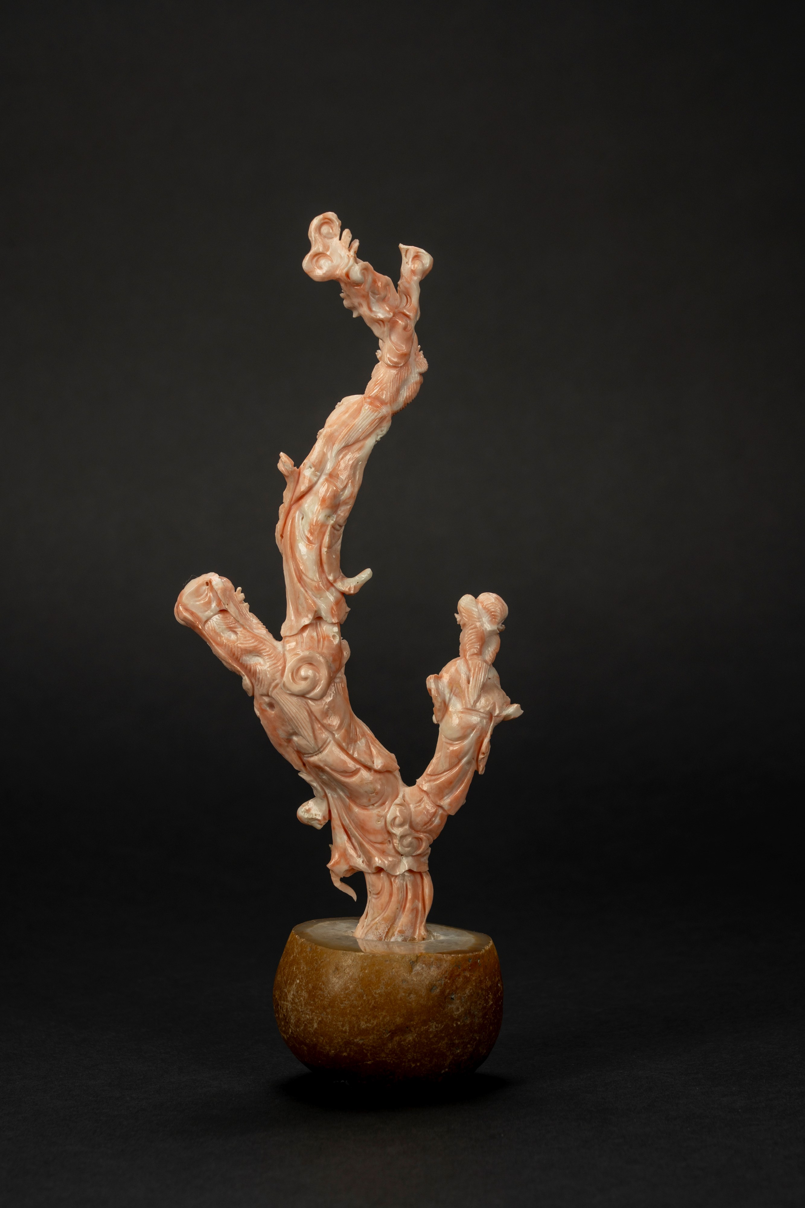 Ramo di corallo rosa scolpito con tre figure femminili, su base in quarzo, Cina, XX secolo