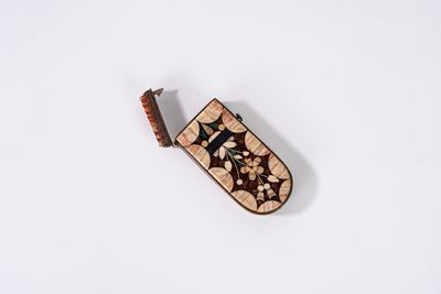 Porta aghi in corniola con intarsi in pietre dure, cm 1,5 x 3 x 7