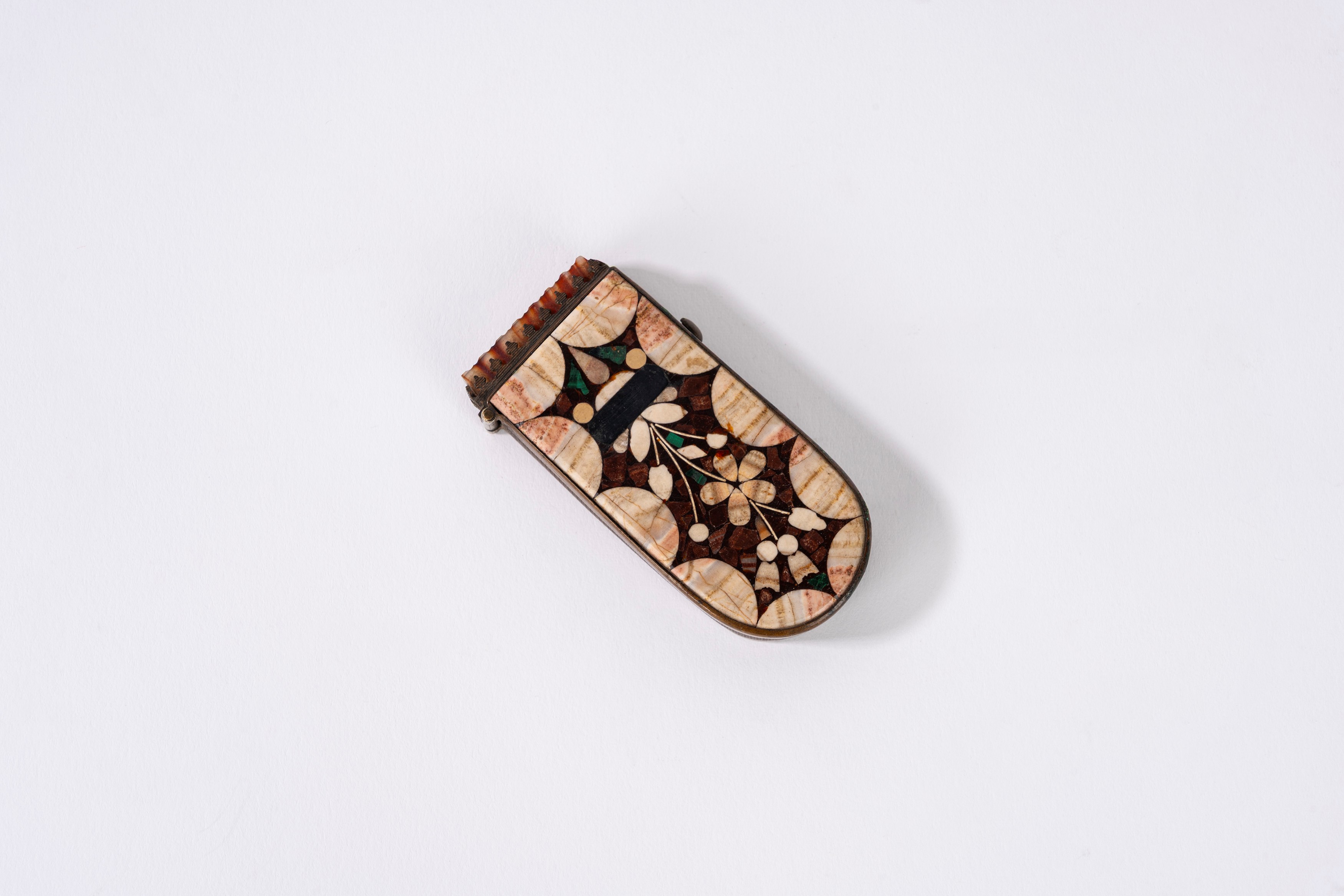 Porta aghi in corniola con intarsi in pietre dure, cm 1,5 x 3 x 7