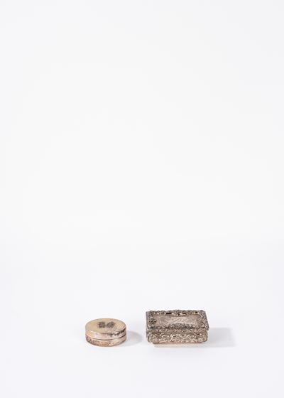 Due scatoline in argento con stemmi araldici e monogramma