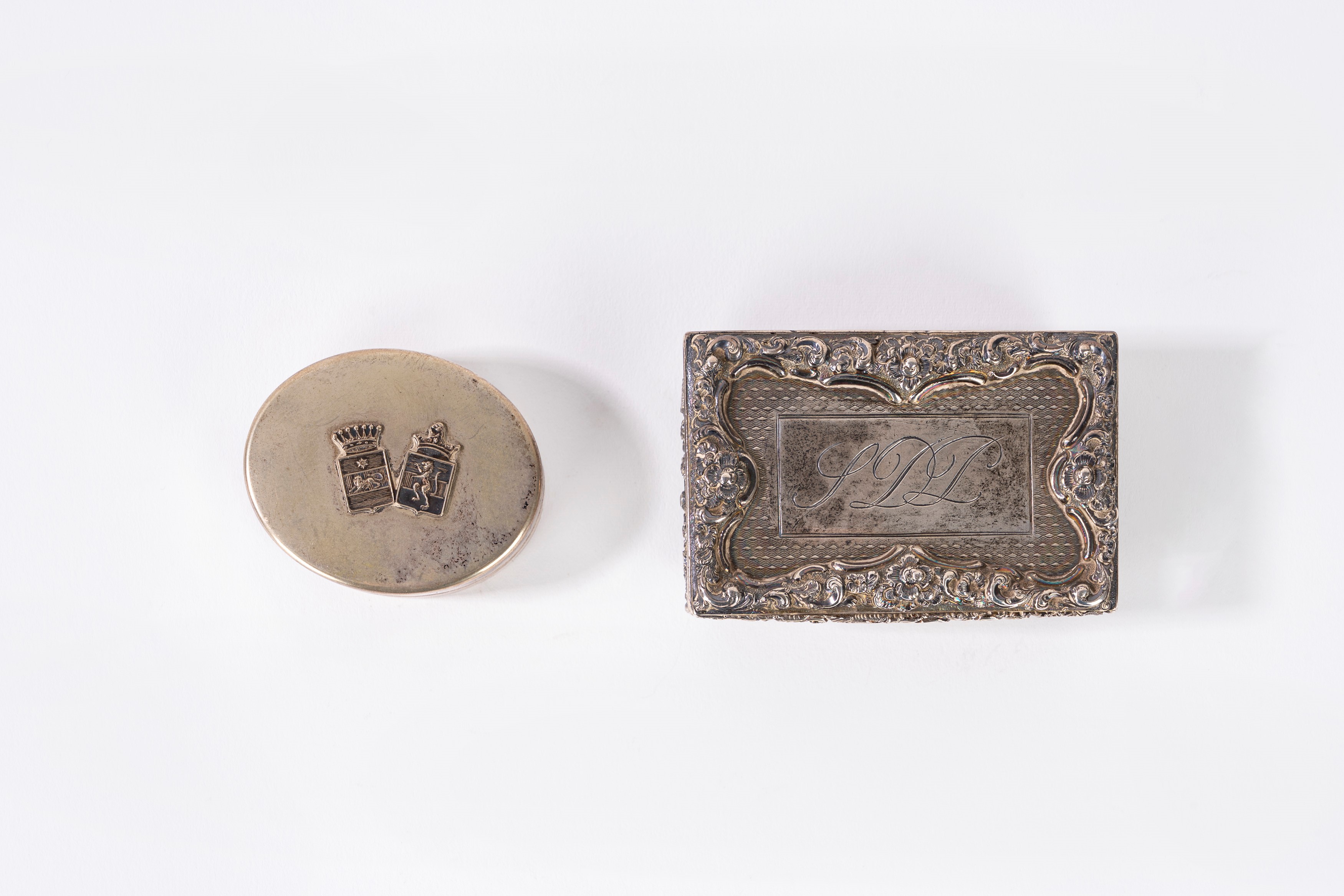 Due scatoline in argento con stemmi araldici e monogramma