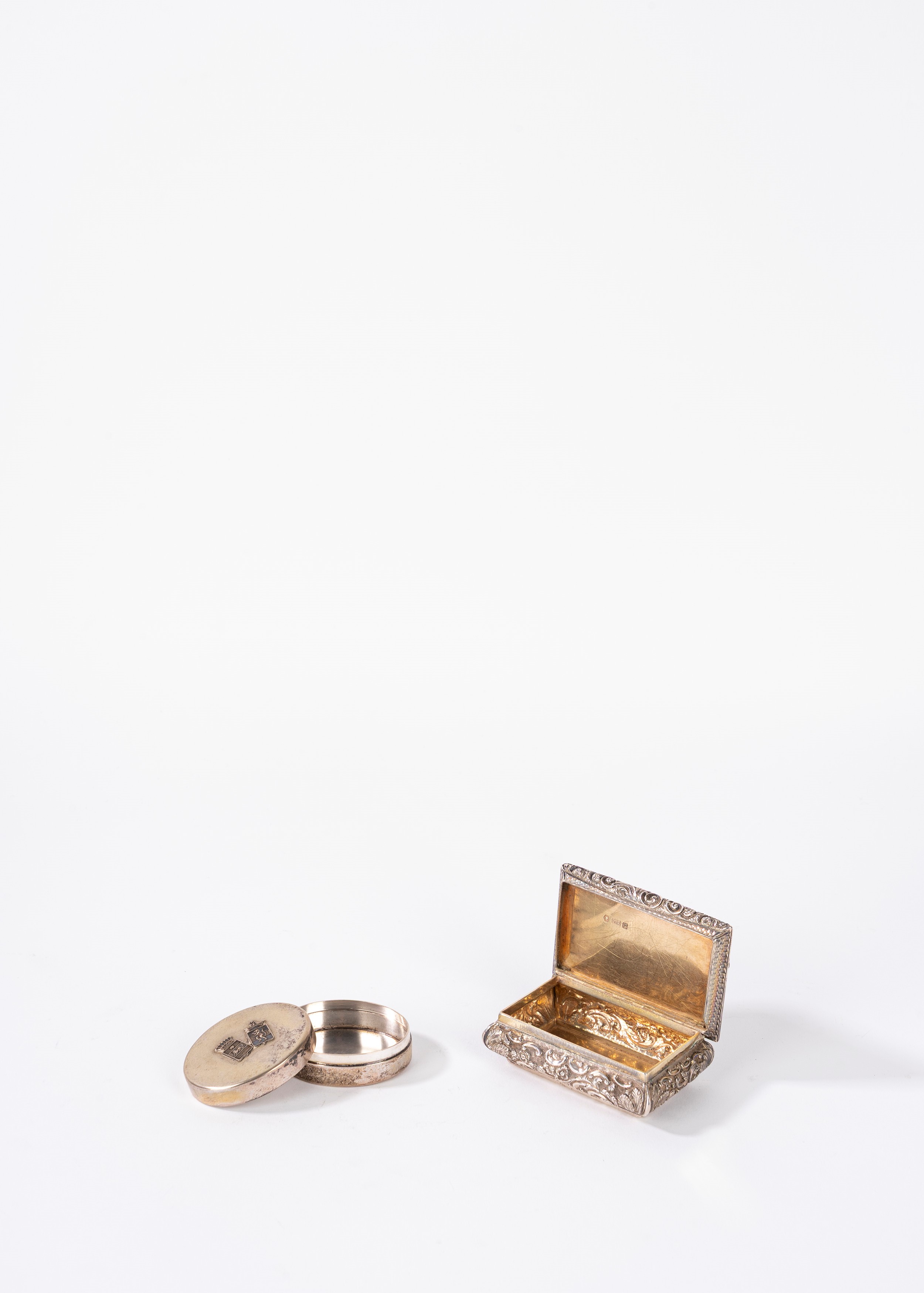 Due scatoline in argento con stemmi araldici e monogramma