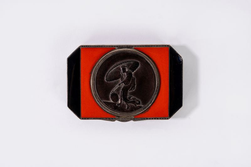 Scatolina in argento e smalti policromi, con motivo a chinoiserie sul coperchio