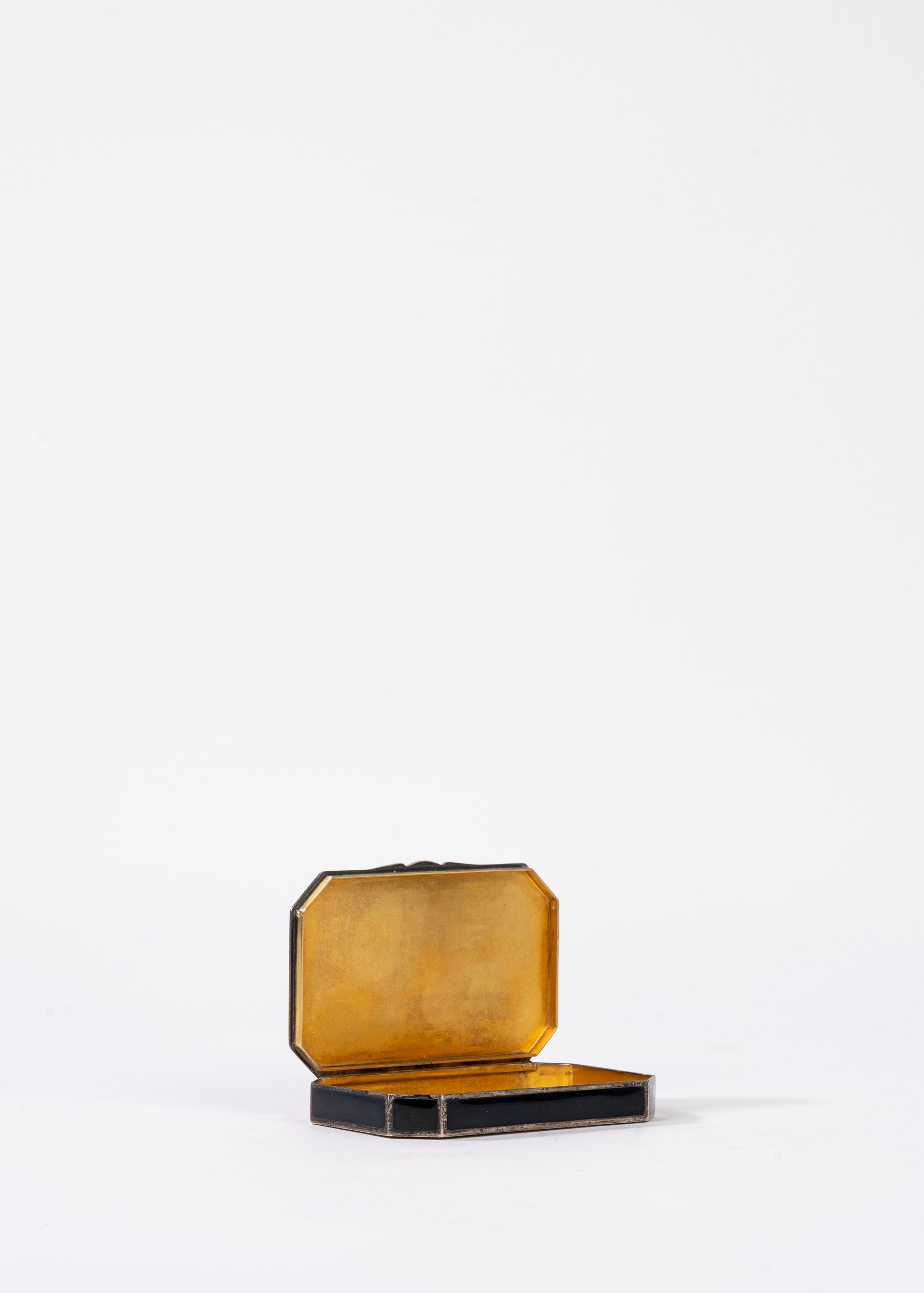 Scatolina in argento e smalti policromi, con motivo a chinoiserie sul coperchio