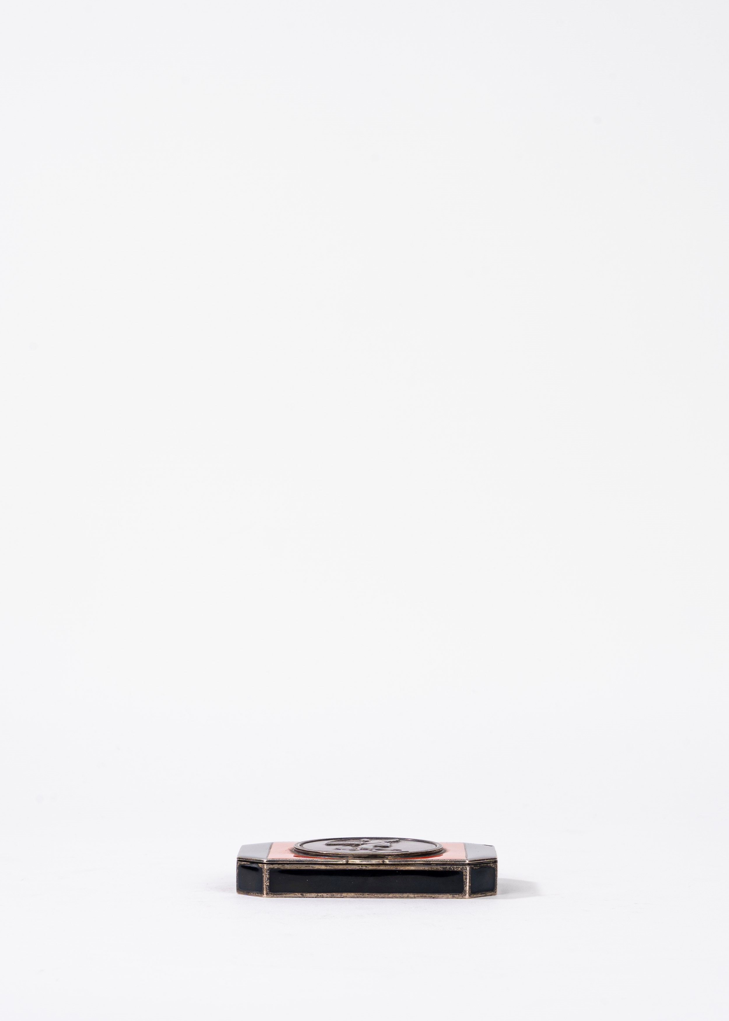 Scatolina in argento e smalti policromi, con motivo a chinoiserie sul coperchio