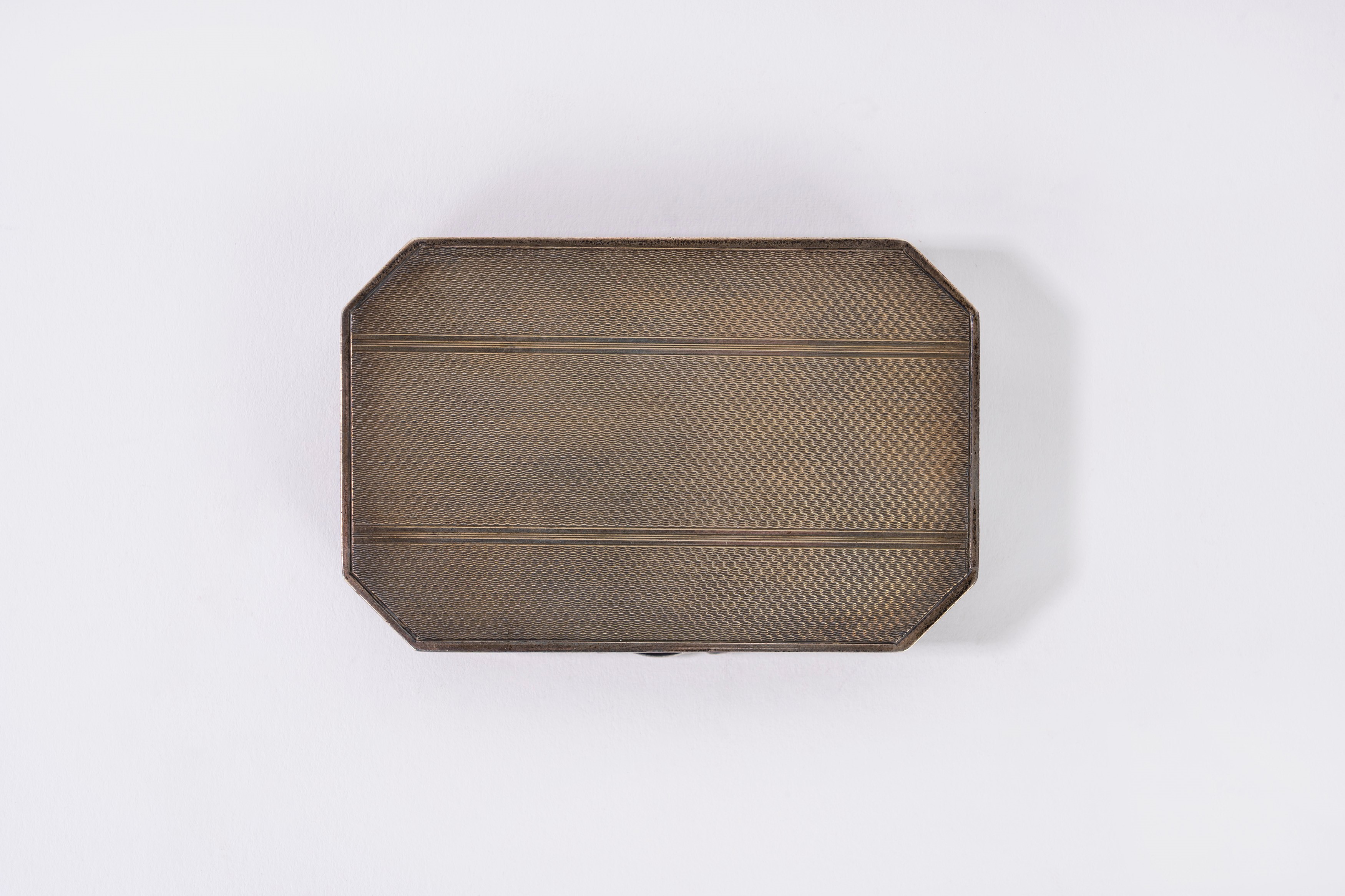 Scatolina in argento e smalti policromi, con motivo a chinoiserie sul coperchio