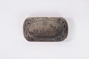 Scatolina in argento niellato con veduta di citt&agrave; sul coperchio, Russia secolo XIX