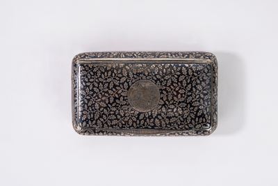 Scatolina in argento niellato con motivi a foglia di quercia, Germania, fine secolo XIX, dimensio...