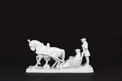 Manifattura Fraureuth Kunststeilung, Sulla slitta, gruppo scultoreo in porcellana bianca