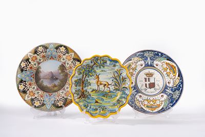 Tre piatti in ceramica policroma, manifatture diverse, inizio XX secolo