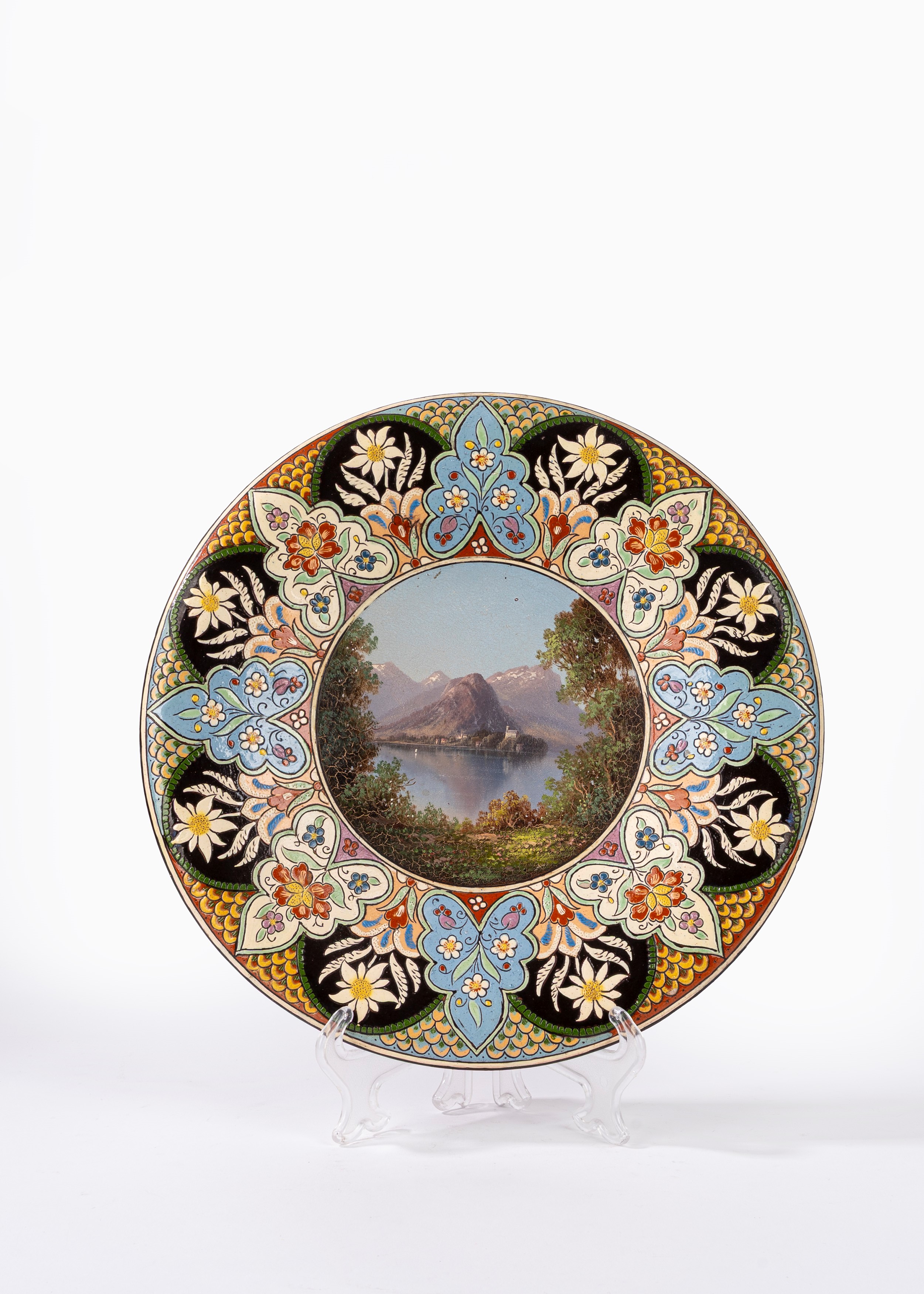 Tre piatti in ceramica policroma, manifatture diverse, inizio XX secolo