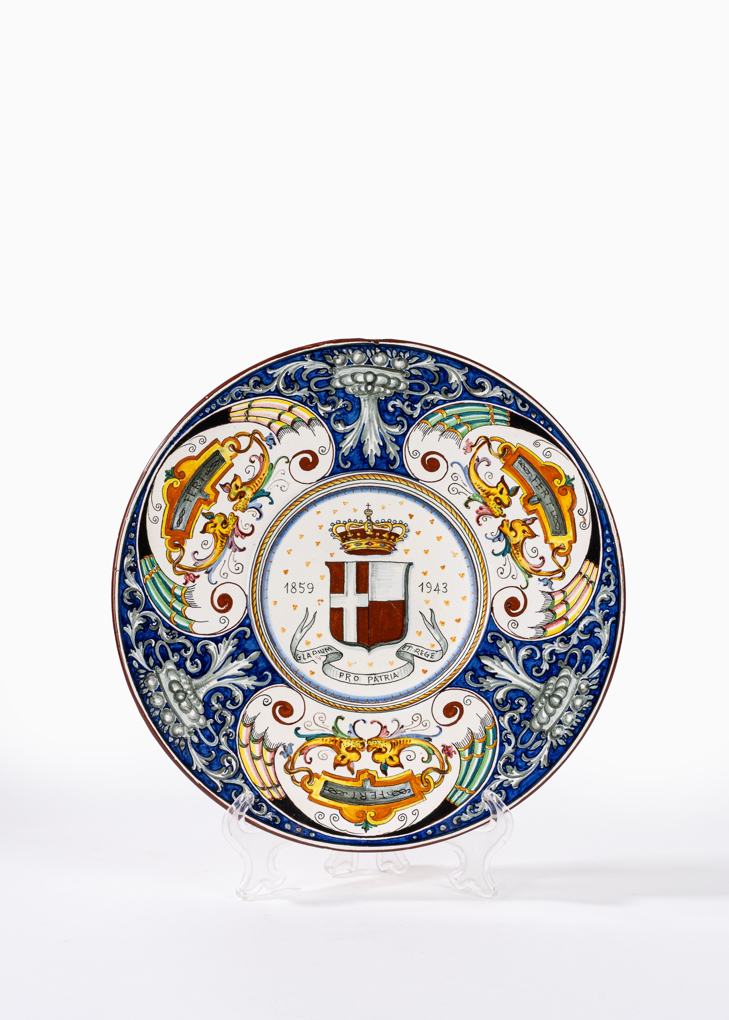 Tre piatti in ceramica policroma, manifatture diverse, inizio XX secolo
