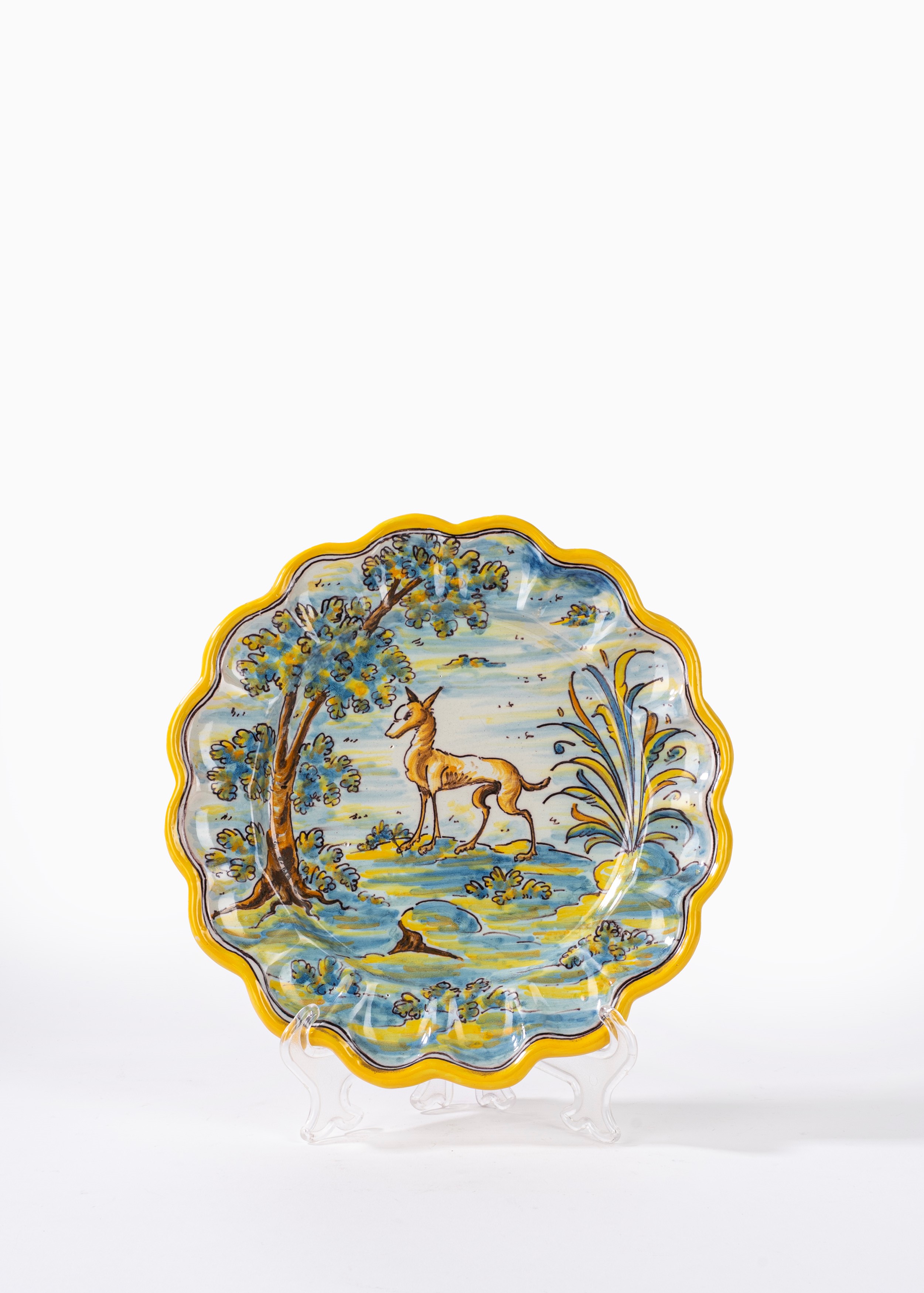 Tre piatti in ceramica policroma, manifatture diverse, inizio XX secolo