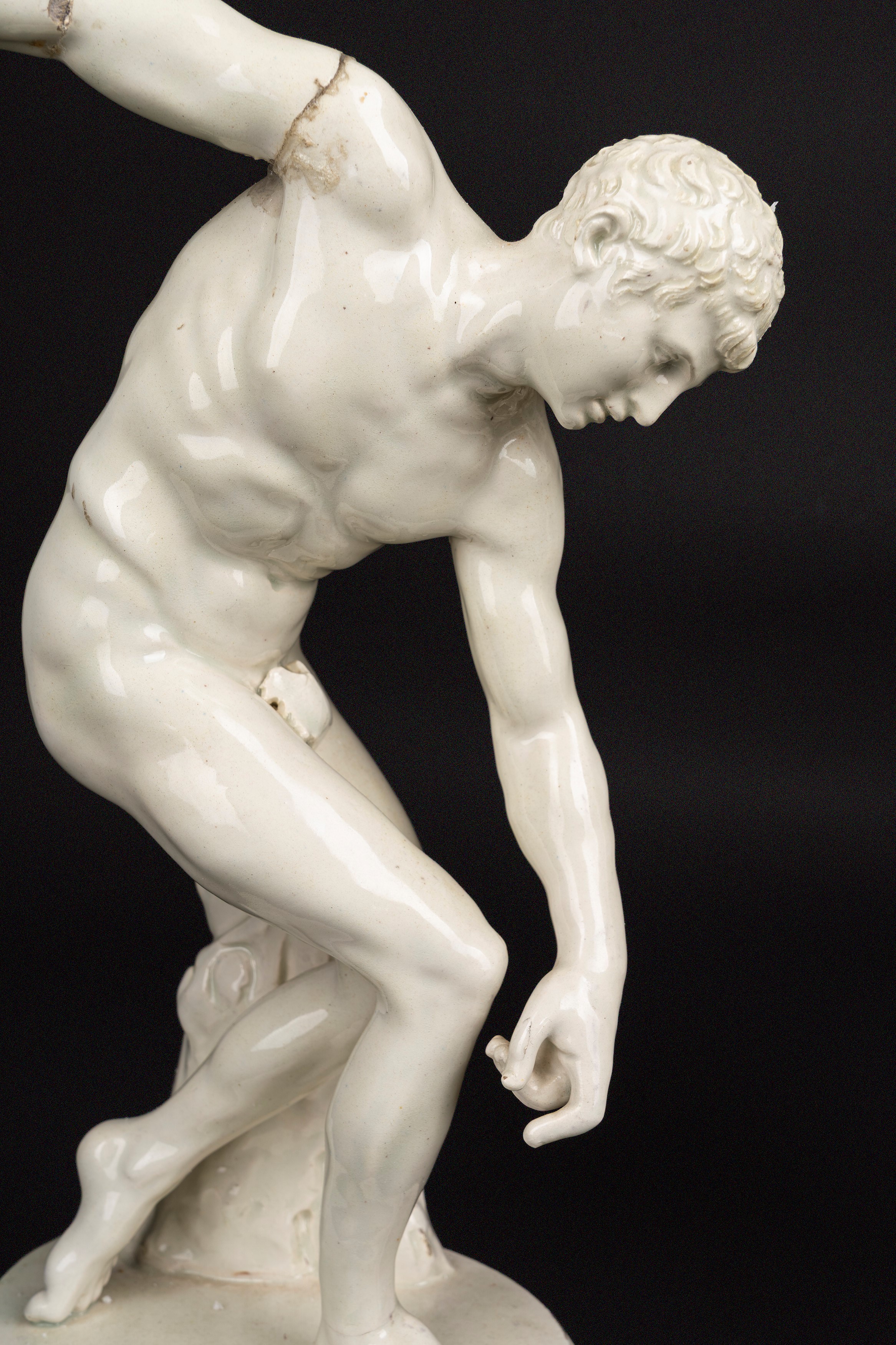 Scultore Italiano del XVIII e XIX secolo, Lotto composto da tre sculture in maiolica bianca: Disc...