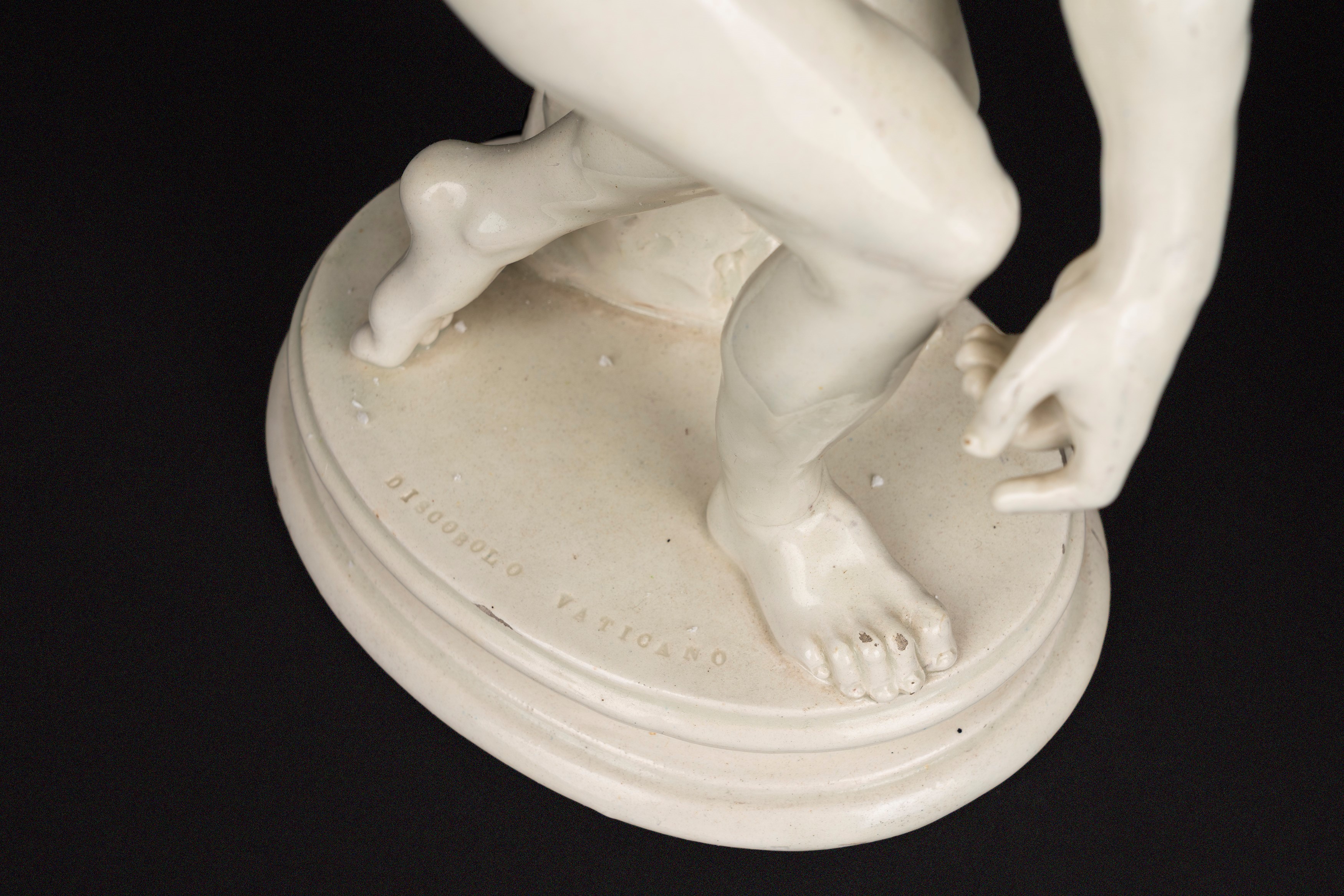 Scultore Italiano del XVIII e XIX secolo, Lotto composto da tre sculture in maiolica bianca: Disc...