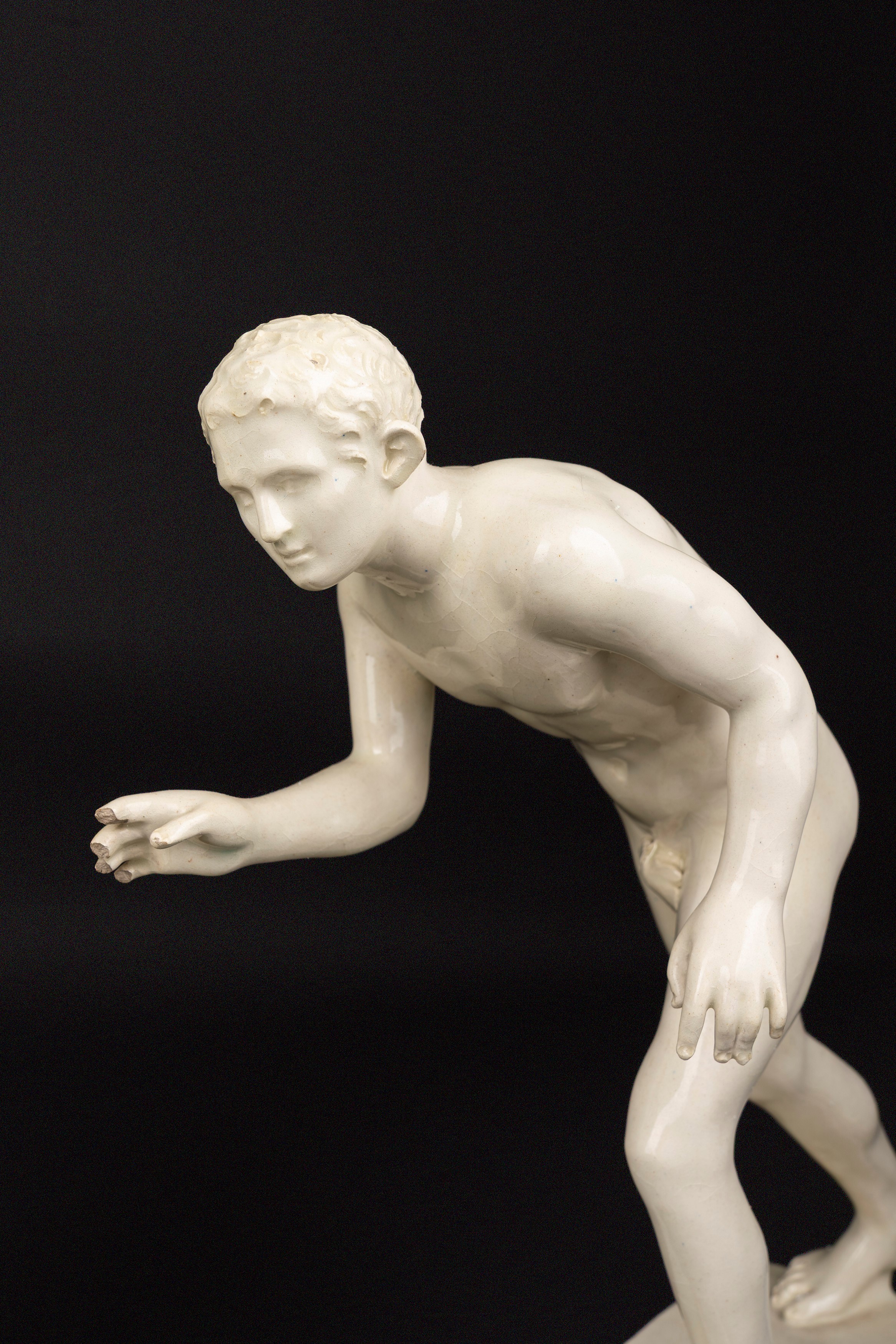 Scultore Italiano del XVIII e XIX secolo, Lotto composto da tre sculture in maiolica bianca: Disc...
