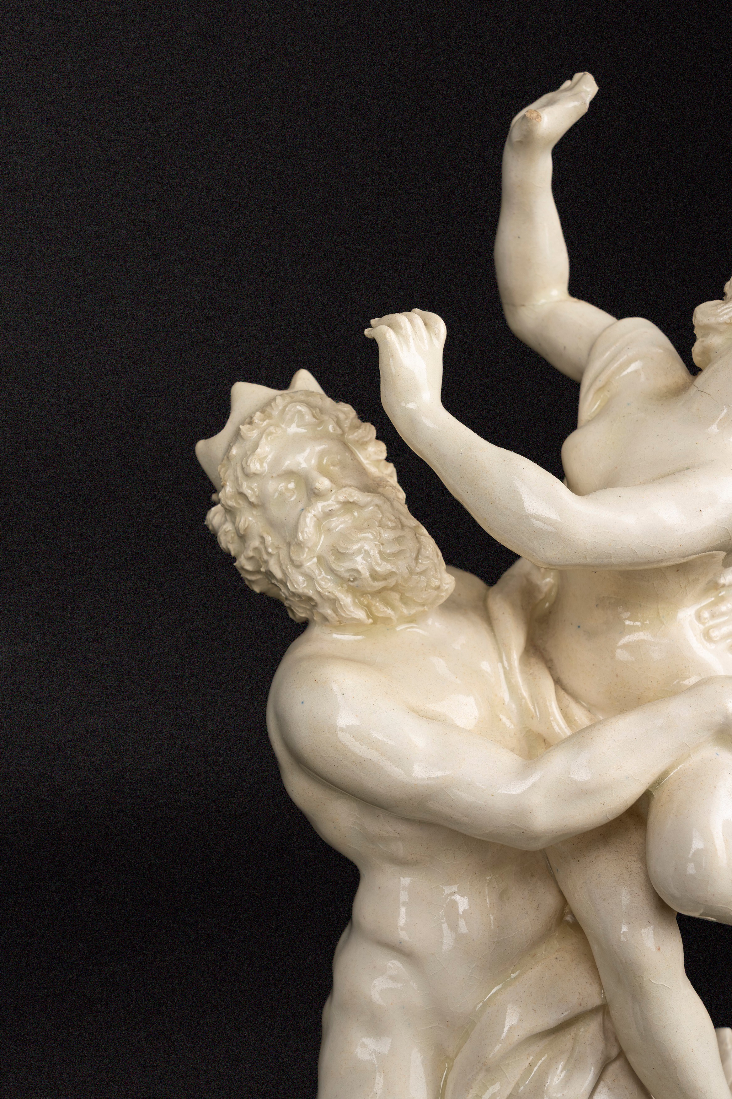 Scultore Italiano del XVIII e XIX secolo, Lotto composto da tre sculture in maiolica bianca: Disc...