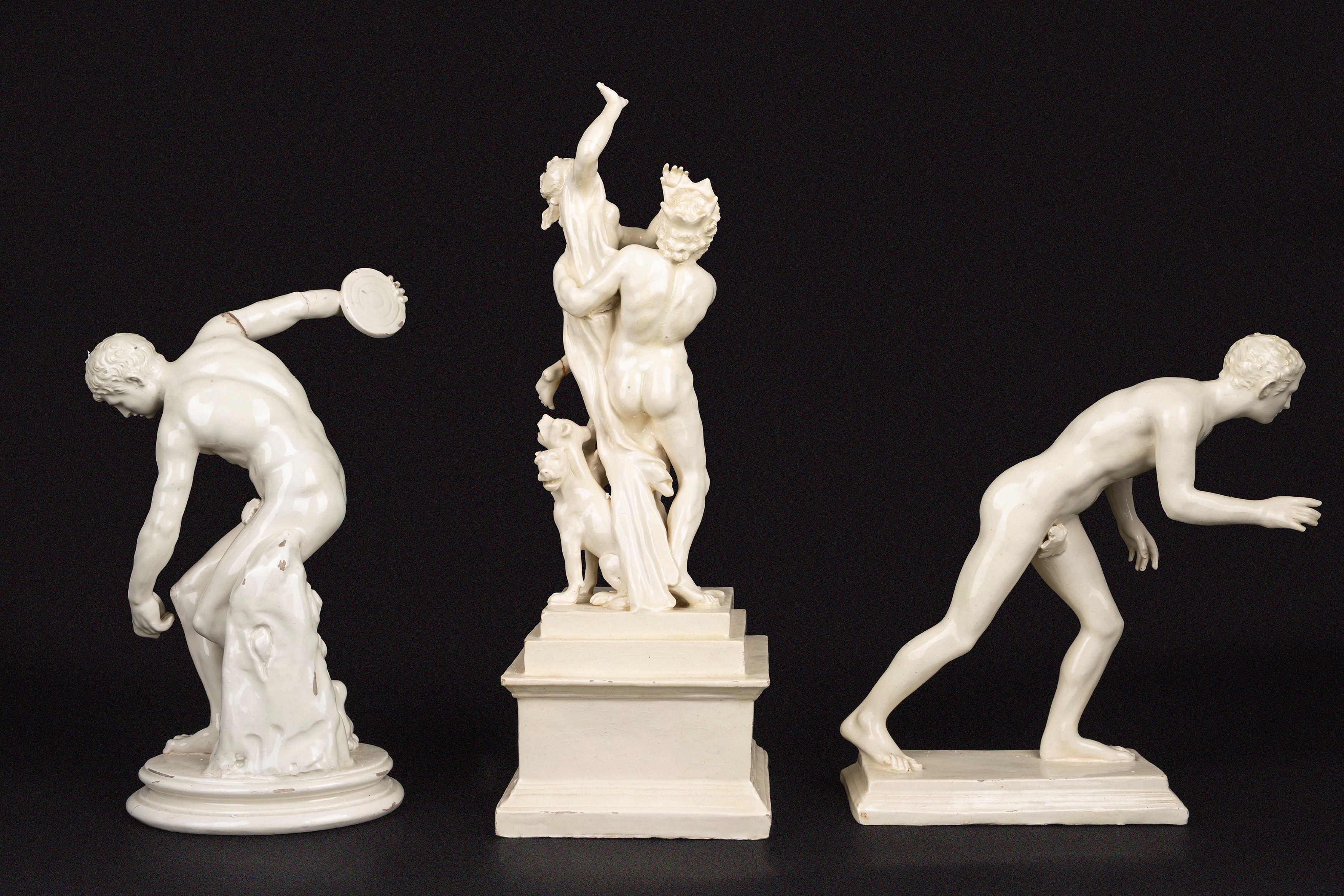 Scultore Italiano del XVIII e XIX secolo, Lotto composto da tre sculture in maiolica bianca: Disc...
