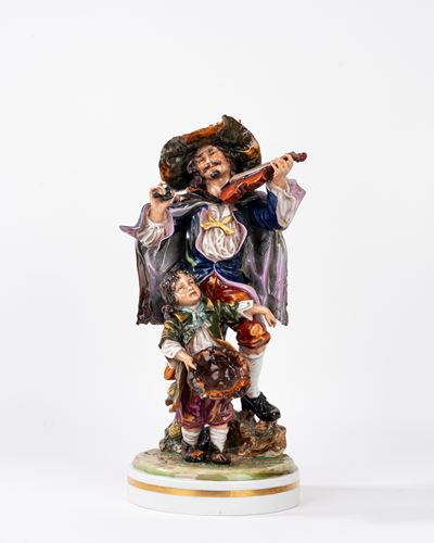 Capodimonte, Gruppo scultoreo in porcellana policroma con suonatore e piccolo mendicante