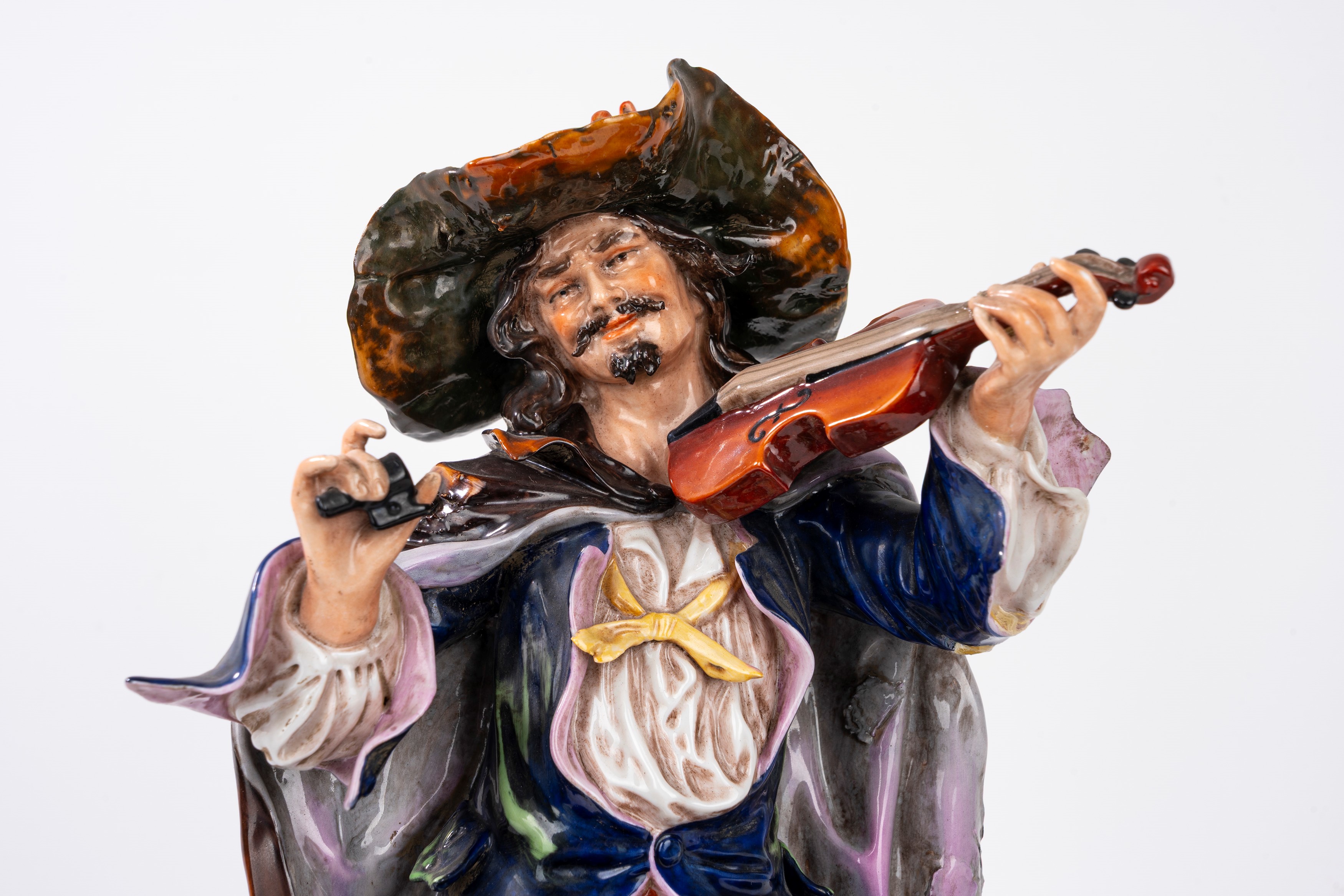 Capodimonte, Gruppo scultoreo in porcellana policroma con suonatore e piccolo mendicante
