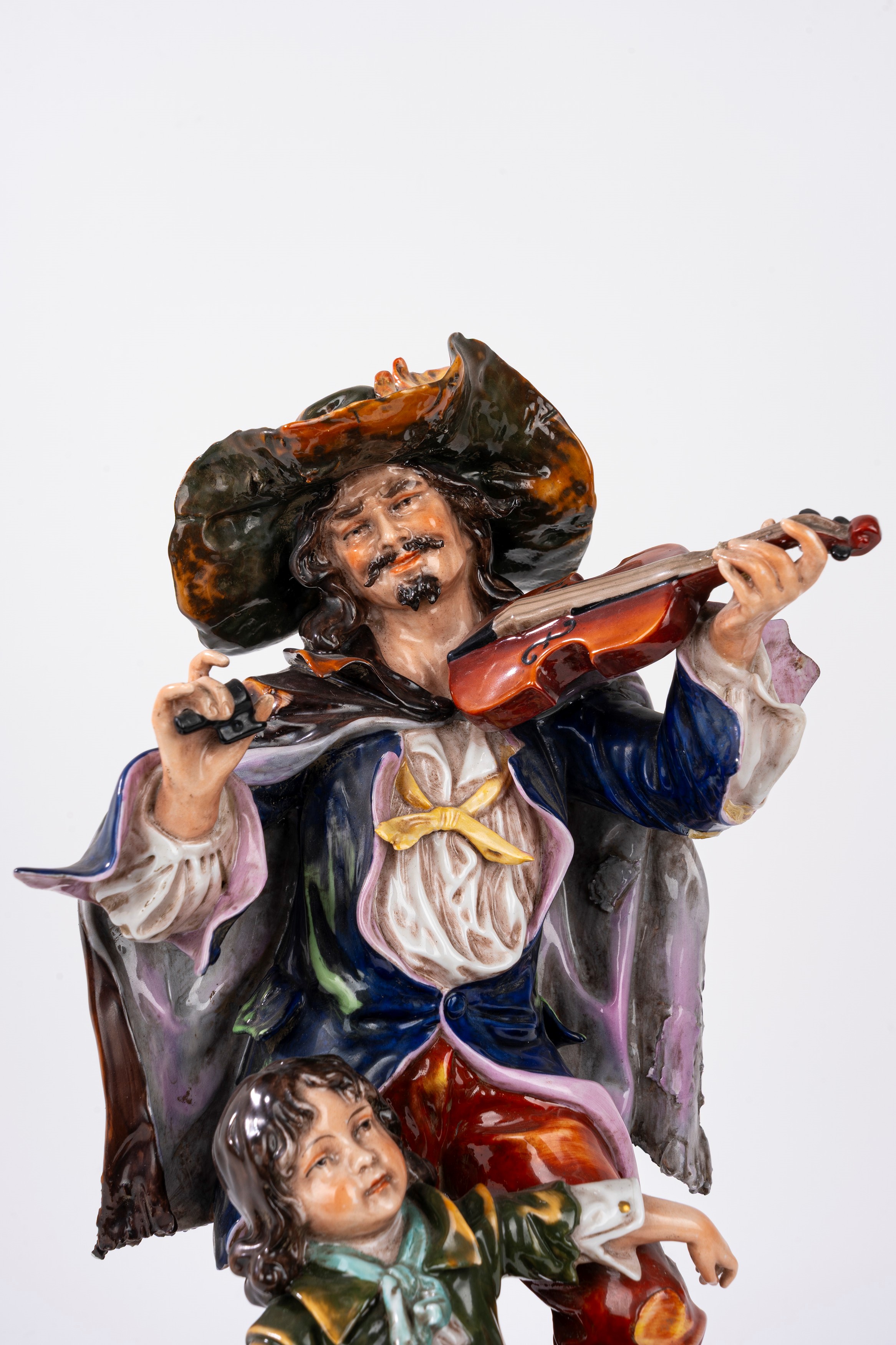 Capodimonte, Gruppo scultoreo in porcellana policroma con suonatore e piccolo mendicante
