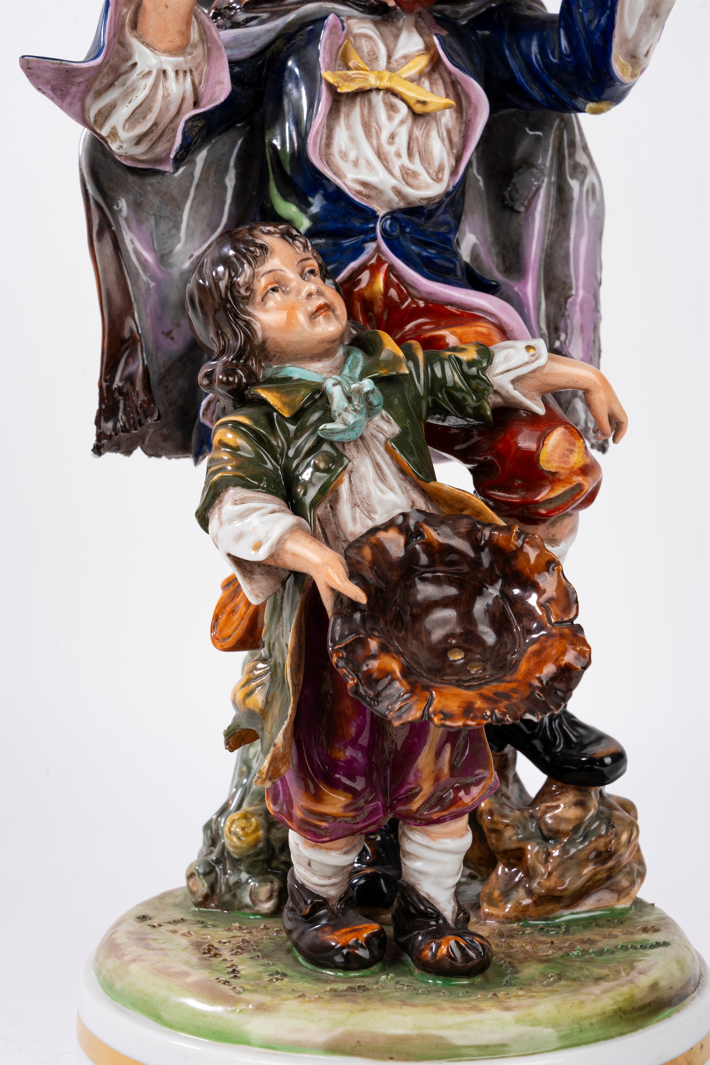 Capodimonte, Gruppo scultoreo in porcellana policroma con suonatore e piccolo mendicante