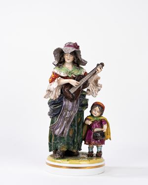 Gruppo scultoreo in porcellana policroma Capodimonte, raffigurante suonatrice e piccola mendicante, secolo XX