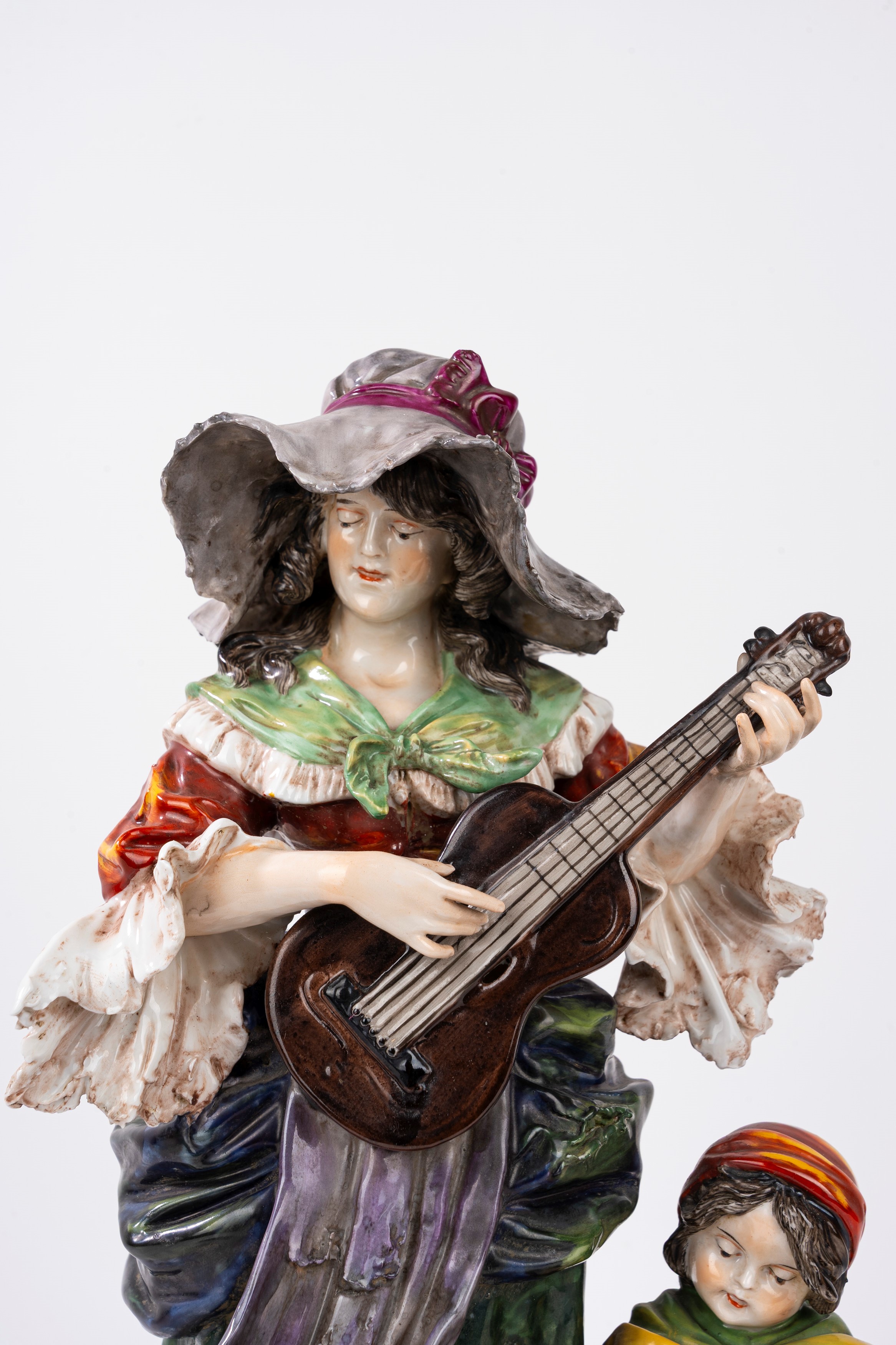 Capodimonte, Gruppo scultoreo in porcellana policroma: suonatrice e piccola mendicante, secolo XX
