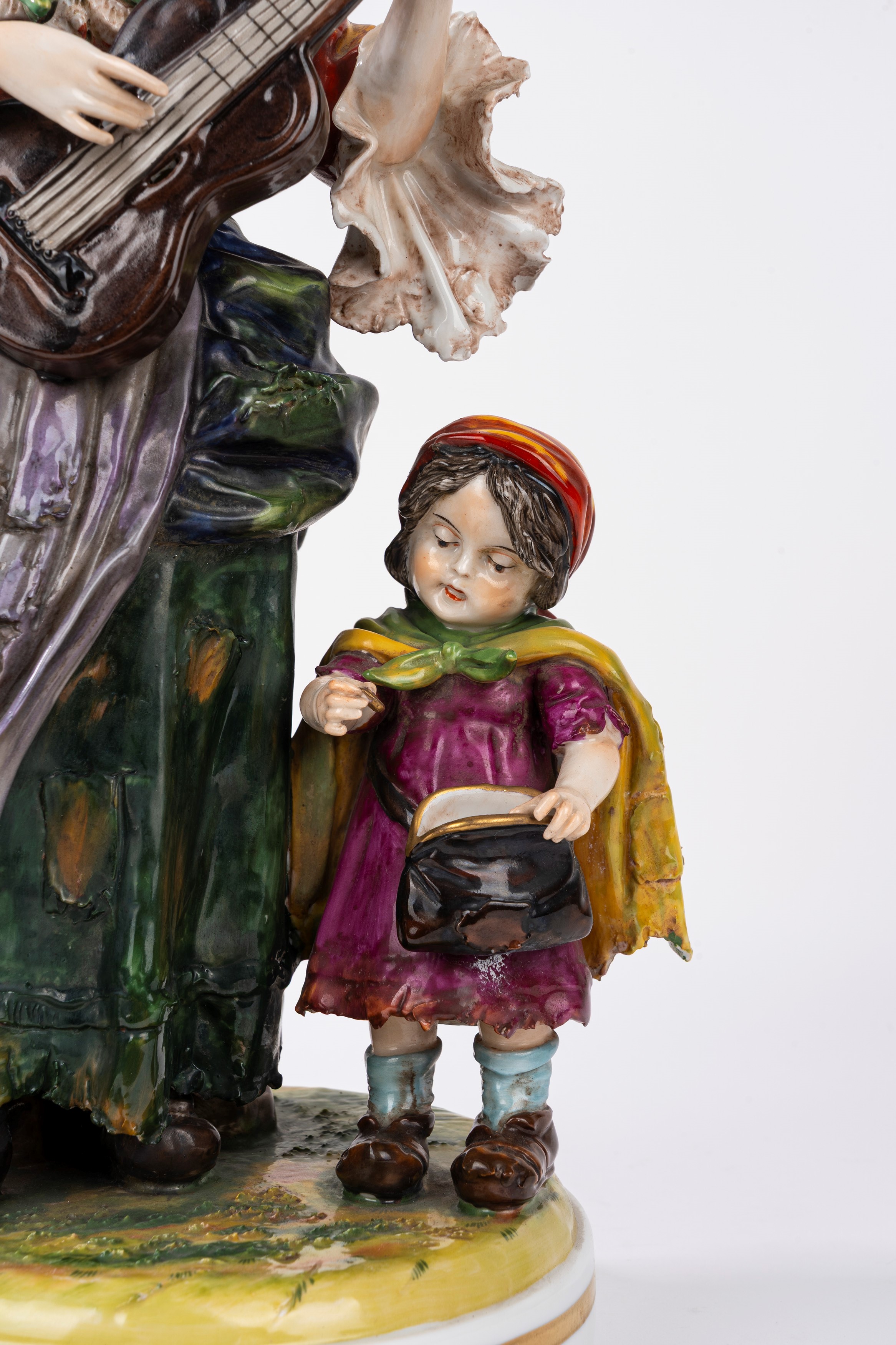 Capodimonte, Gruppo scultoreo in porcellana policroma: suonatrice e piccola mendicante, secolo XX