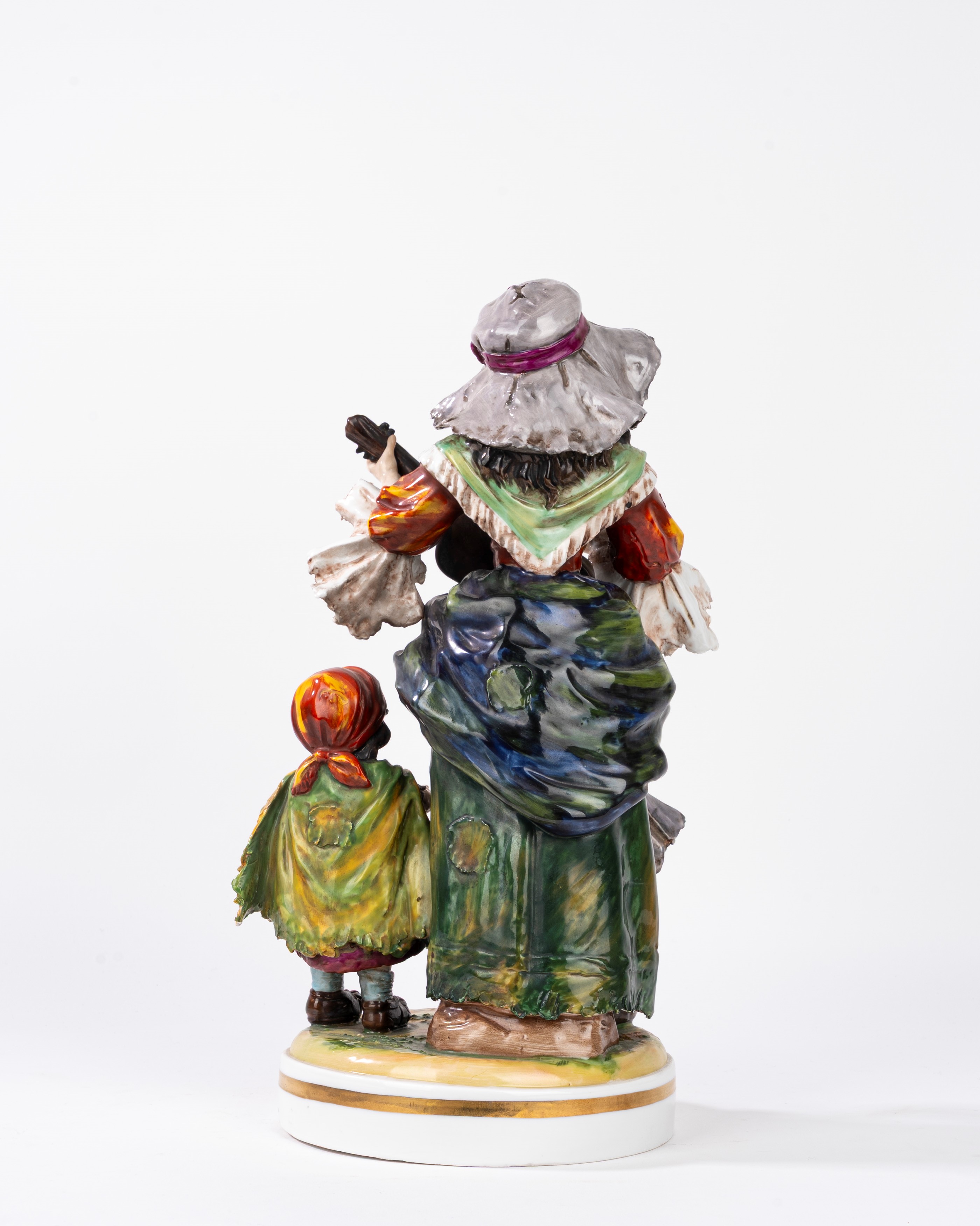 Capodimonte, Gruppo scultoreo in porcellana policroma: suonatrice e piccola mendicante, secolo XX