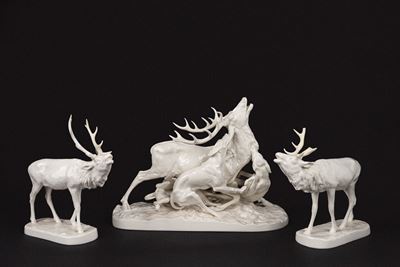 Manifattura di Nymphenburg, Gruppo di tre sculture in porcellana bianca raffiguranti cervi