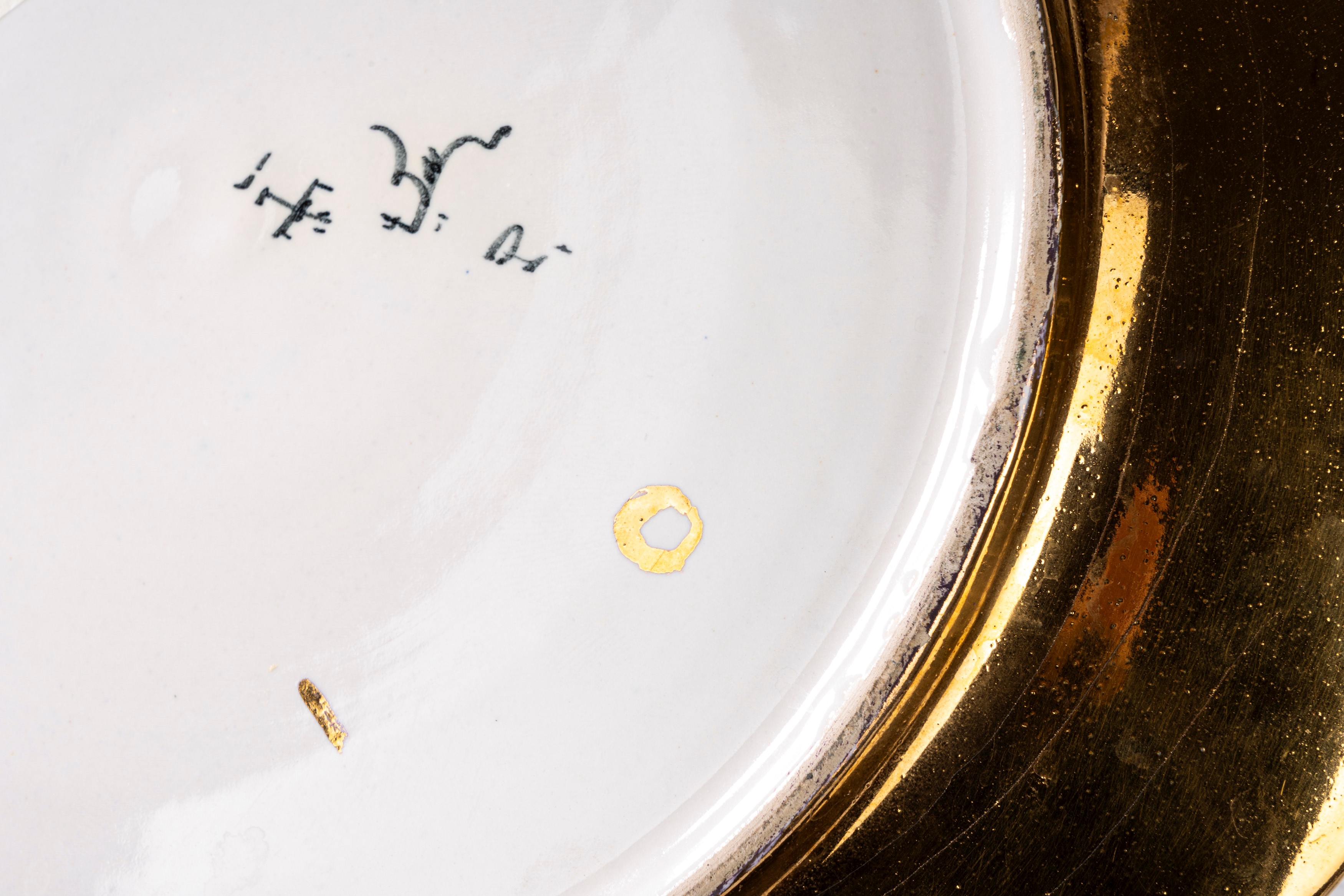 Manifattura Borghese, Lotto di undici piatti in ceramica dorata e argentata, inizi XX secolo
