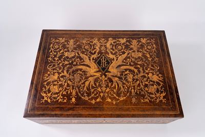 Scatola in legno intarsiato con monogramma IR, inizi secolo XX