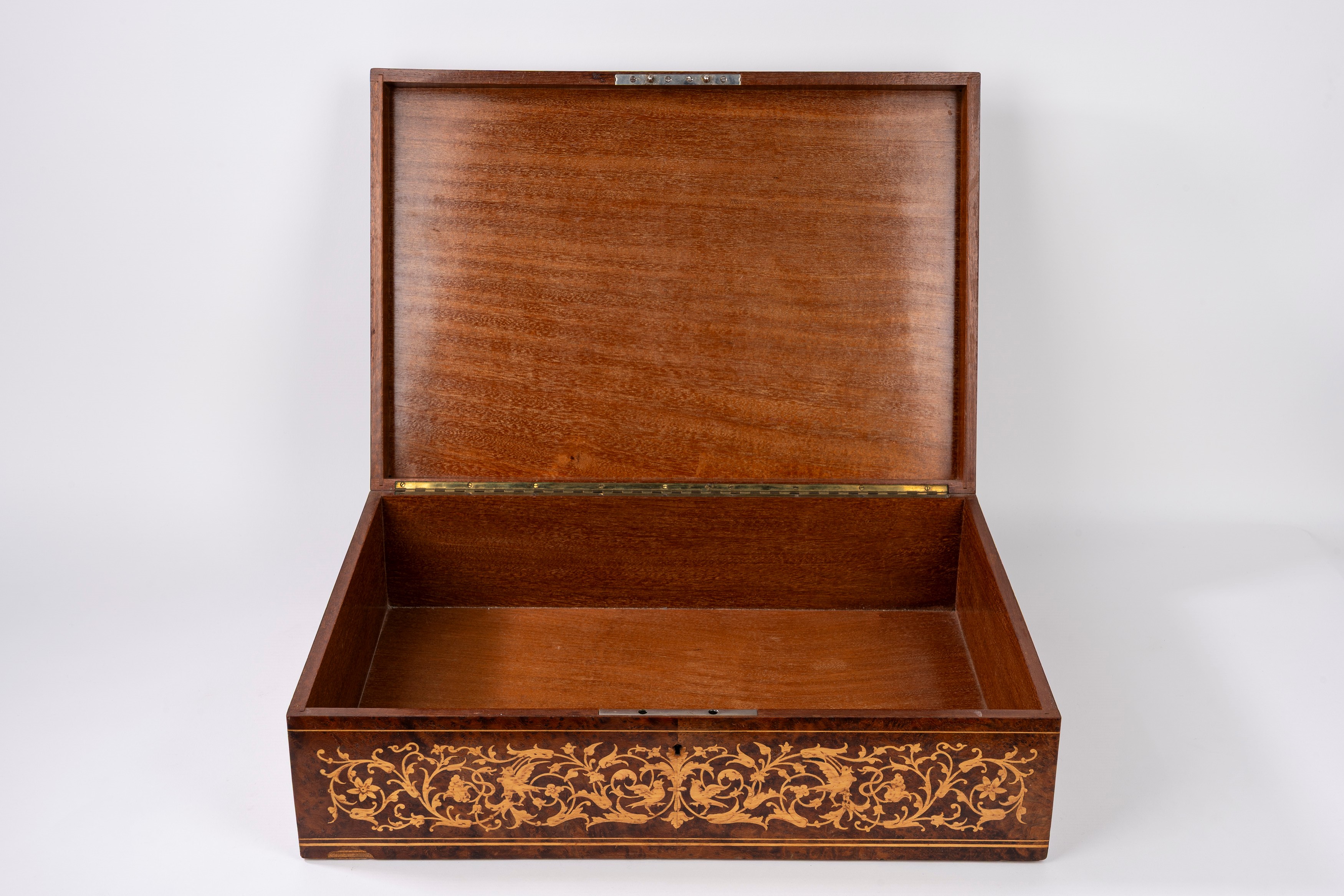 Scatola in legno intarsiato con monogramma IR, inizi secolo XX