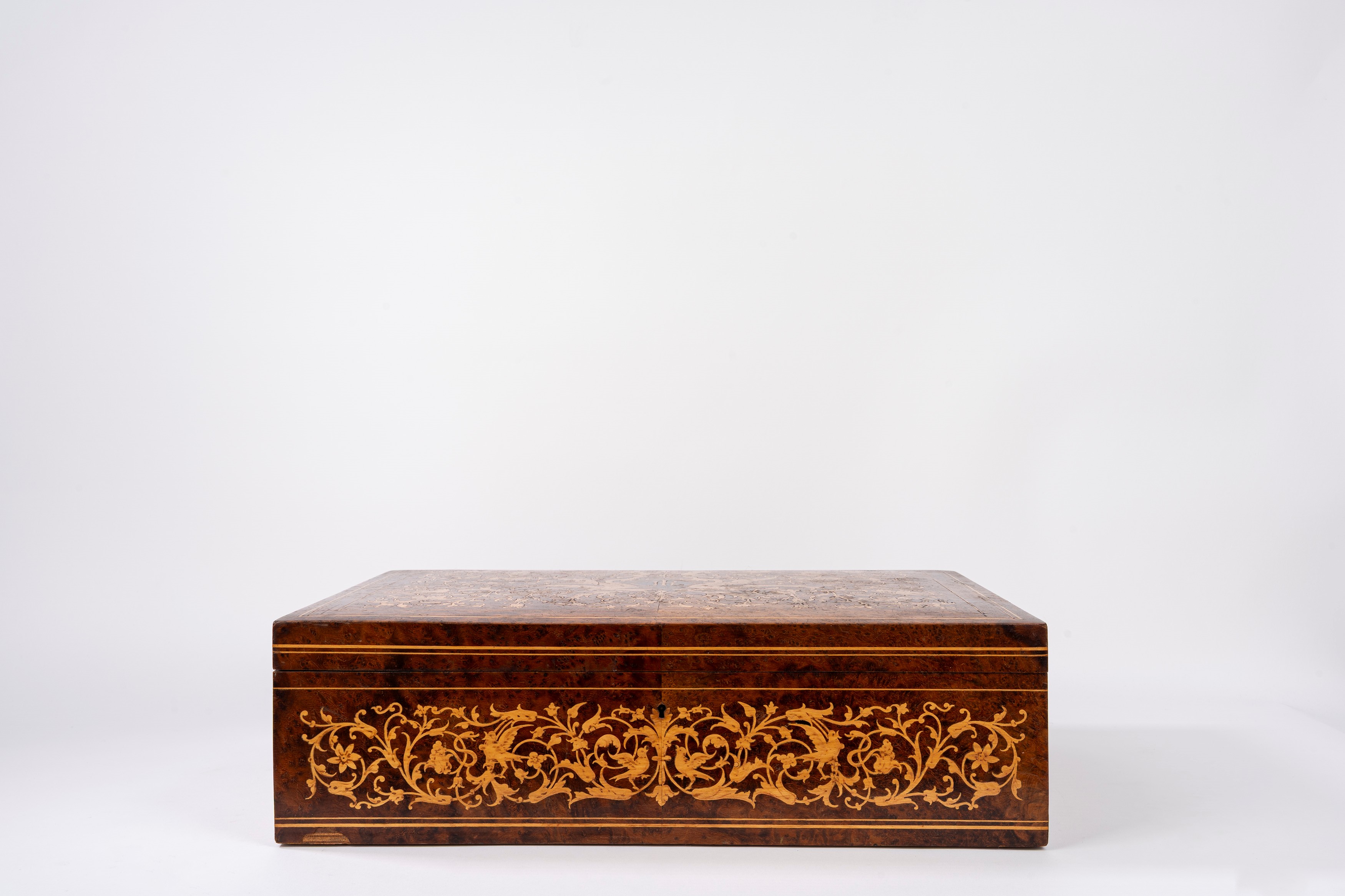 Scatola in legno intarsiato con monogramma IR, inizi secolo XX