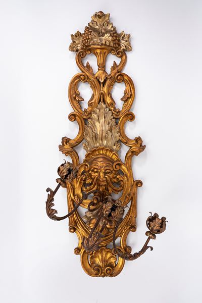Applique in legno intagliato e dorato, secolo XIX con mascherone centrale e vaso decorativo