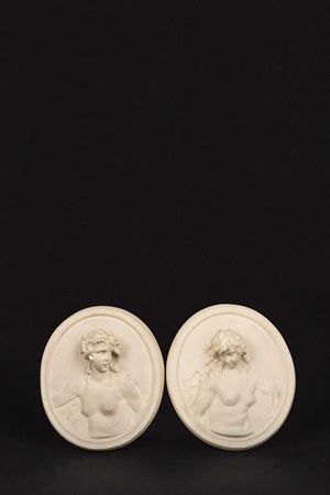 Coppia di altorilievi ovali in biscuit raffiguranti fanciulle, fine secolo XIX-inizi secolo XX