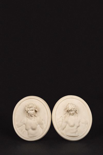 Altorilievi ovali, Coppia di fanciulle in biscuit, fine XIX-inizi XX secolo