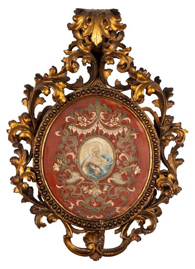 Cornice in legno intagliato a cartocci, XIX secolo, con ricamo raffigurante la Madonna orante