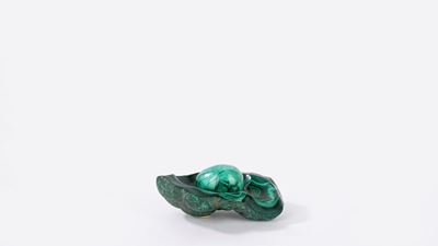 Uovo in malachite con base in malachite semilavorata, altezza 8 cm